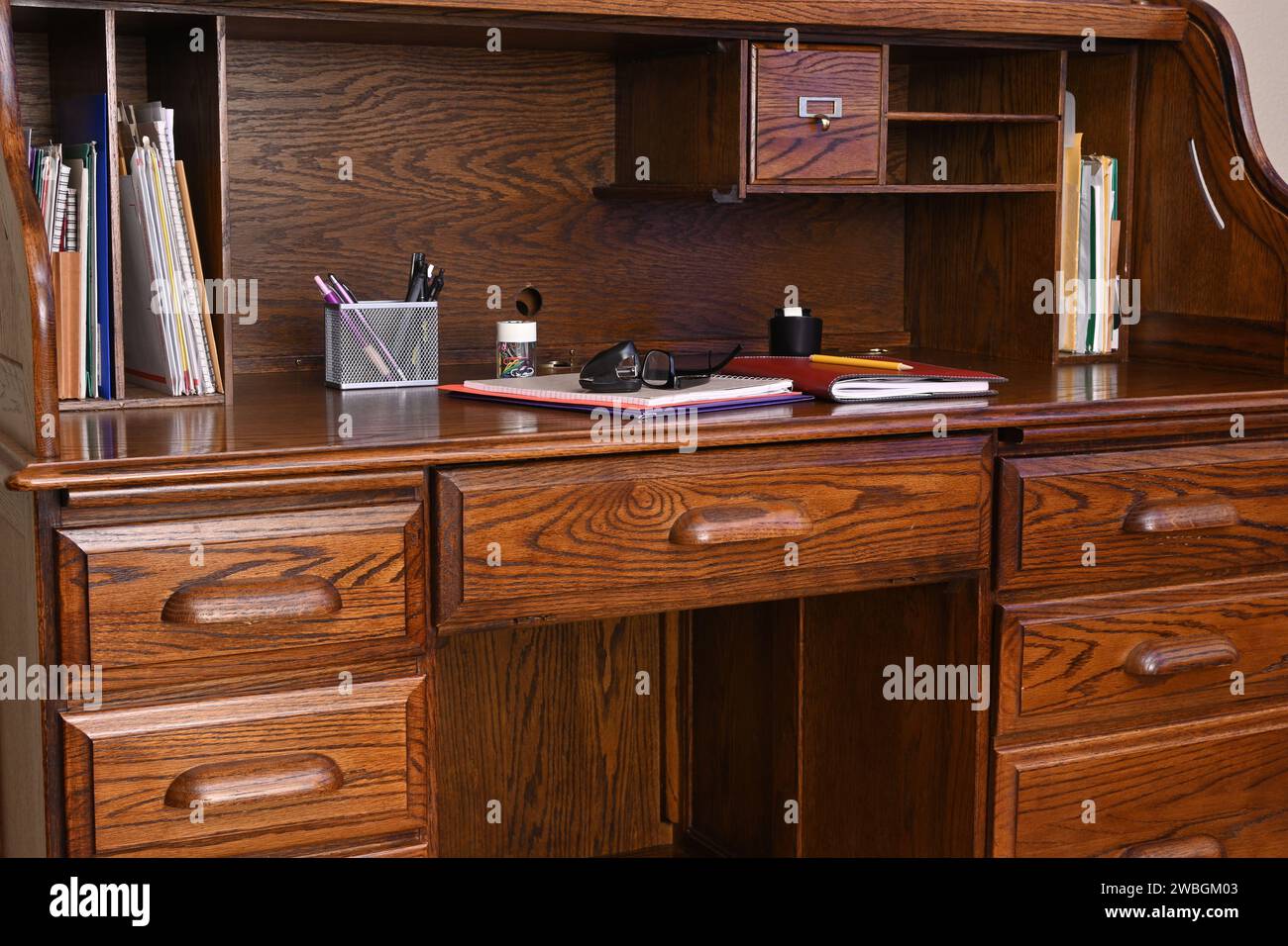 Heim-Retro-Schreibtisch in einer Höhle mit Stift, Papier, Brille, Klebeband, Möbeln für das Home Office-Geschäft Stockfoto