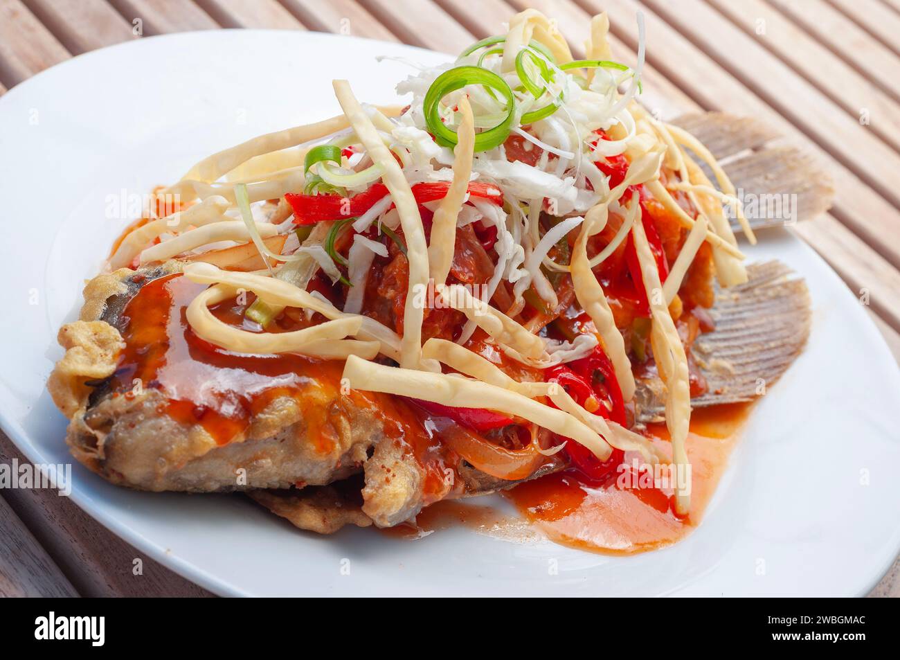 Gurame-Fisch mit würziger und saurer Sauce, dekoriert mit frittiertem Mehl Stockfoto