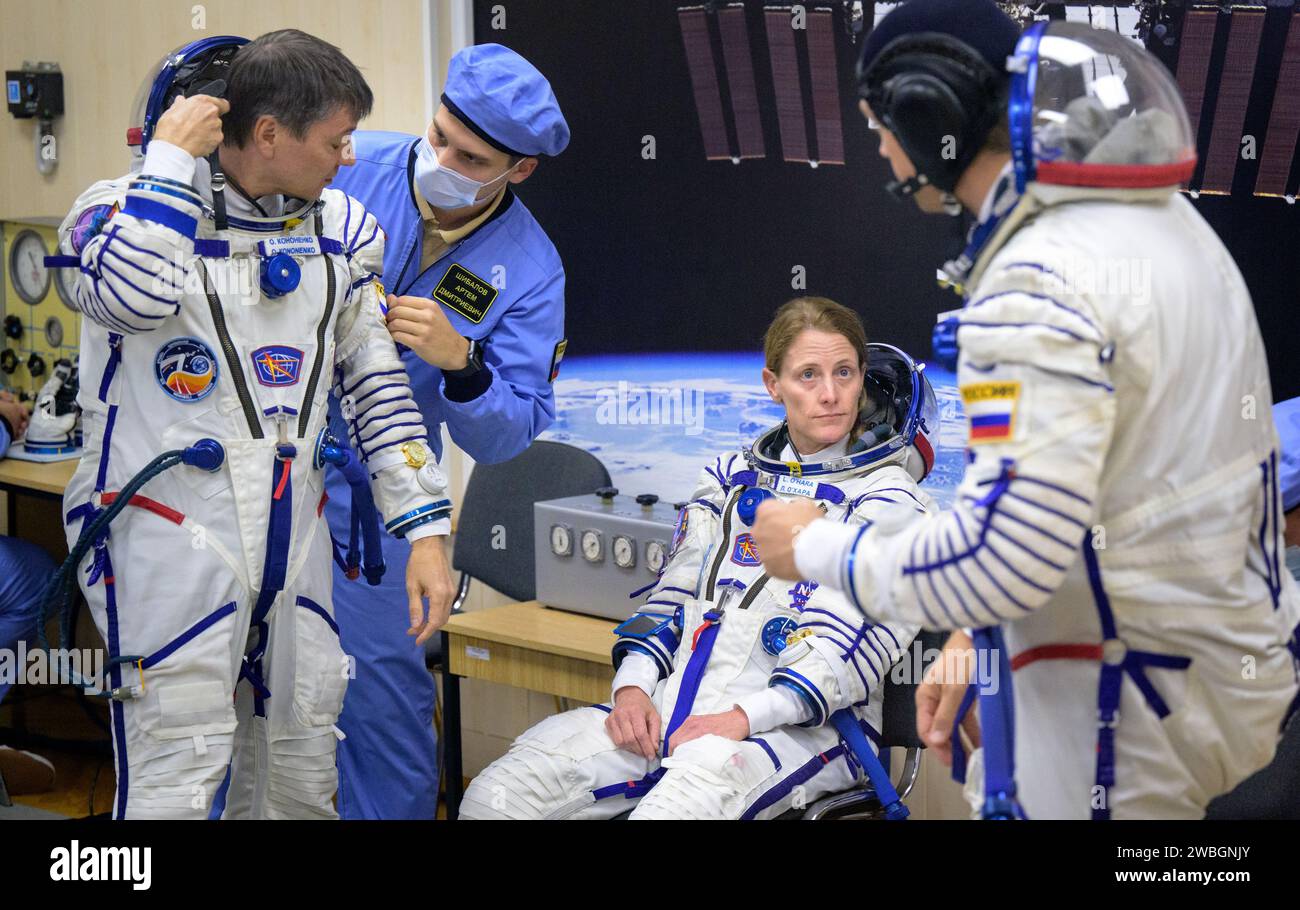 Expedition 70 Roscosmos-Kosmonaut Oleg Kononenko, links, NASA-Astronaut Loral O'Hara, Zentrum, und Roscosmos-Kosmonaut Nikolai Chub, lassen den Druck ihrer russischen Sokol-Anzüge vor ihrem Sojus-Start zur Internationalen Raumstation am Freitag, 15. September 2023 in Baikonur, Kasachstan, überprüfen. Der Start der Expedition 70 wird den NASA-Astronauten Loral O'Hara und die Roscosmos-Kosmonauten Oleg Kononenko und Nikolai Chub auf eine Mission zur Internationalen Raumstation schicken. Foto: (NASA/Bill Ingalls) Stockfoto