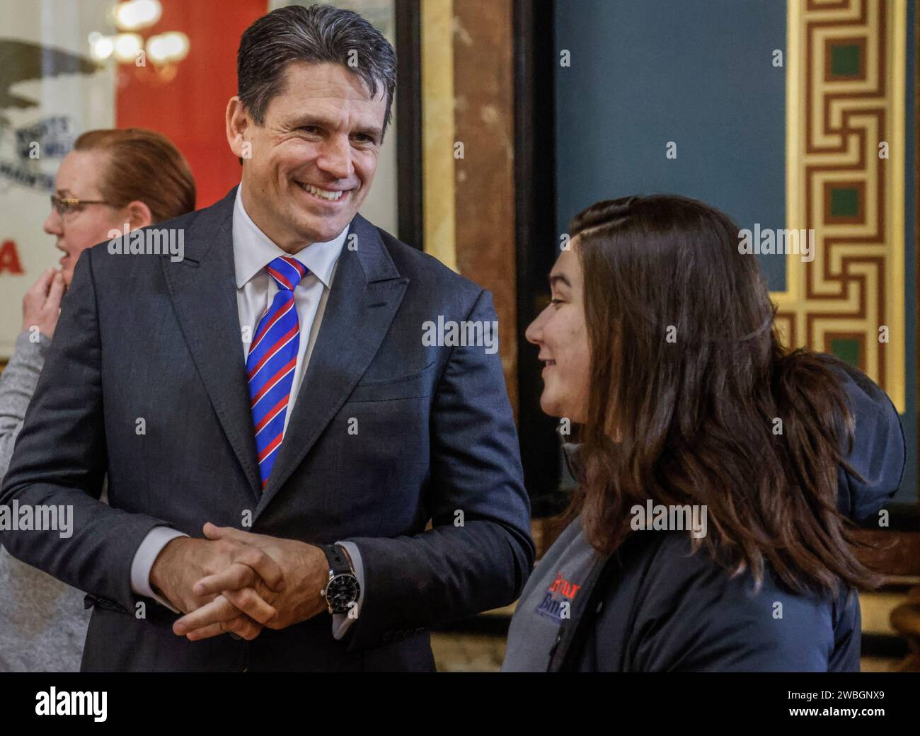 Usa. Januar 2024. Der Rebublican Präsidentschaftskandidat Ryan Binkley spricht mit einer Frau bei einer Anti-Prominent-Domäne-Kundgebung im Iowa State Capitol in des Moines, Iowa, am 10. Januar 2024. Die Republikaner von Iowa werden sich am 15. Januar zu Caucus treffen, um ihren Kandidaten für den US-Präsidenten auszuwählen. Foto: Tannen Maury/UPI Credit: UPI/Alamy Live News Stockfoto