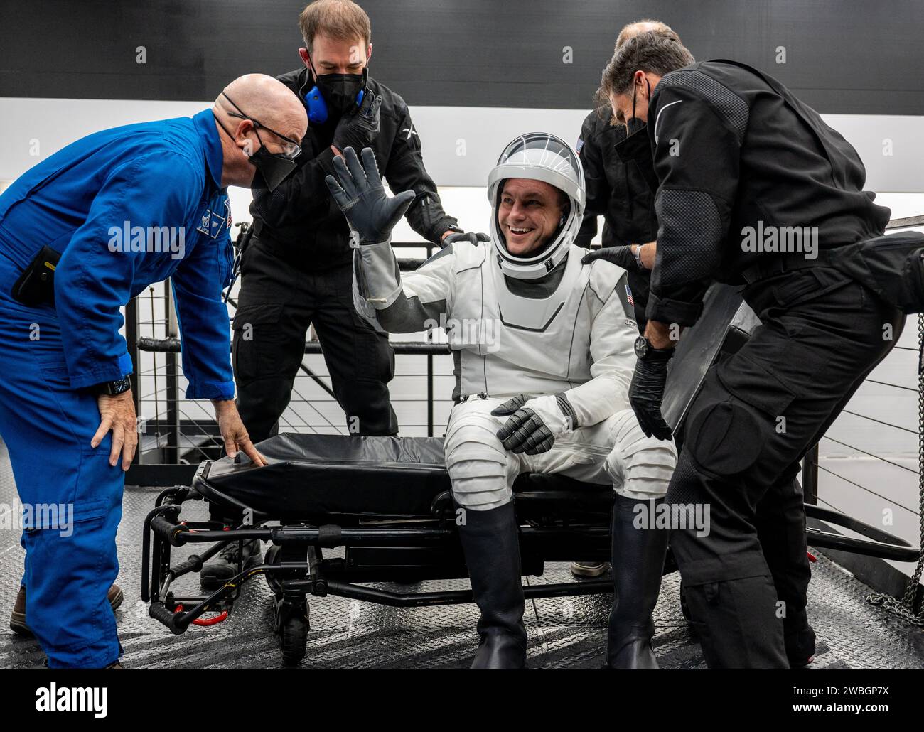 NASA-Astronaut Josh Cassada weht, nachdem er aus der SpaceX Dragon Endurance-Raumsonde an Bord des SpaceX-Bergungsschiffs Shannon geholfen wurde, kurz nachdem er zusammen mit NASA-Astronautin Nicole Mann, Roscosmos-Kosmonautin Anna Kikina, der Astronaut Koichi Wakata landete am Samstag, den 11. März 2023, im Golf von Mexiko vor der Küste von Tampa, Florida. Mann, Cassada, Wakata und Kikina kehren nach 157 Tagen im Weltraum im Rahmen der Expedition 68 an Bord der Internationalen Raumstation zurück. Foto: (NASA/Keegan Barber). Stockfoto