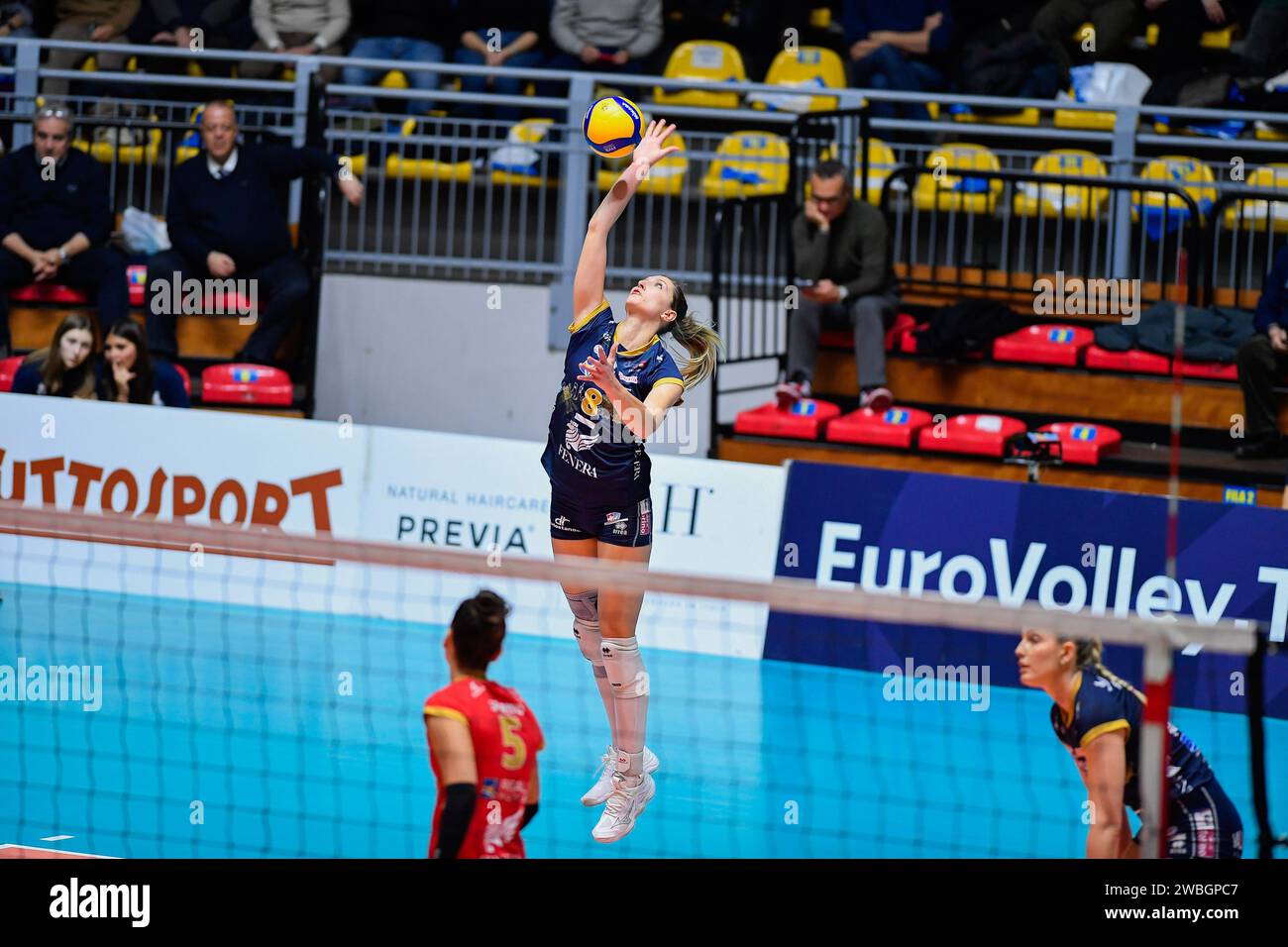 Turin, Italien. Januar 2024. Turin, Italien 10. Januar 2024CEV Volleyball Cup 2024 Pala Gianni Asti Turin reale Mutua Fenera Chieri â76 - Grupa Azoty Chemik Police 3-1 Grobelna Kaja 8 (Chieri'76) im Einsatz während des Spiels der CEV Champions League zwischen reale Mutua Fenera Chieri '76 und Grupa Azoty Chemik Police in Pala Gianni Asti, Turin Credit: Unabhängige Fotoagentur/Alamy Live News Stockfoto