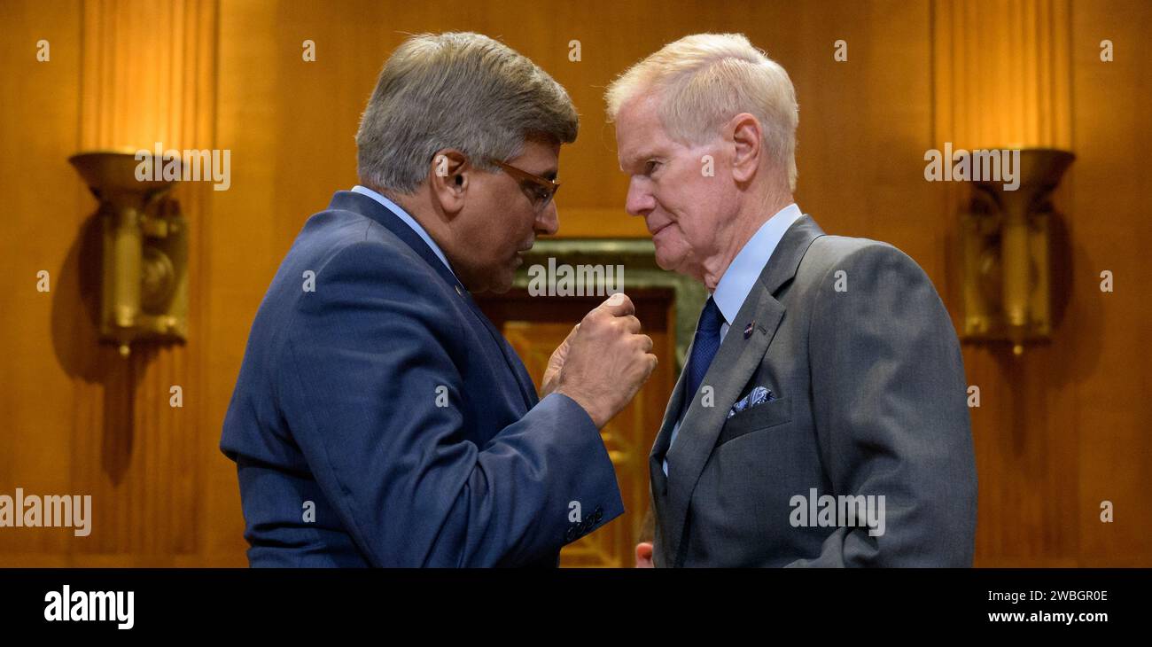 Sethuraman Panchanathan, Direktor der National Science Foundation, Left, und Bill Nelson, Administrator der NASA, sprechen am Dienstag, den 18. April 2023, im Dirksen Senate Office Building in Washington über den Abschluss der Haushaltsanhörung des Unterausschusses für Handel, Justiz, Wissenschaft und verwandte Agenturen. Foto: (NASA/Bill Ingalls) Stockfoto