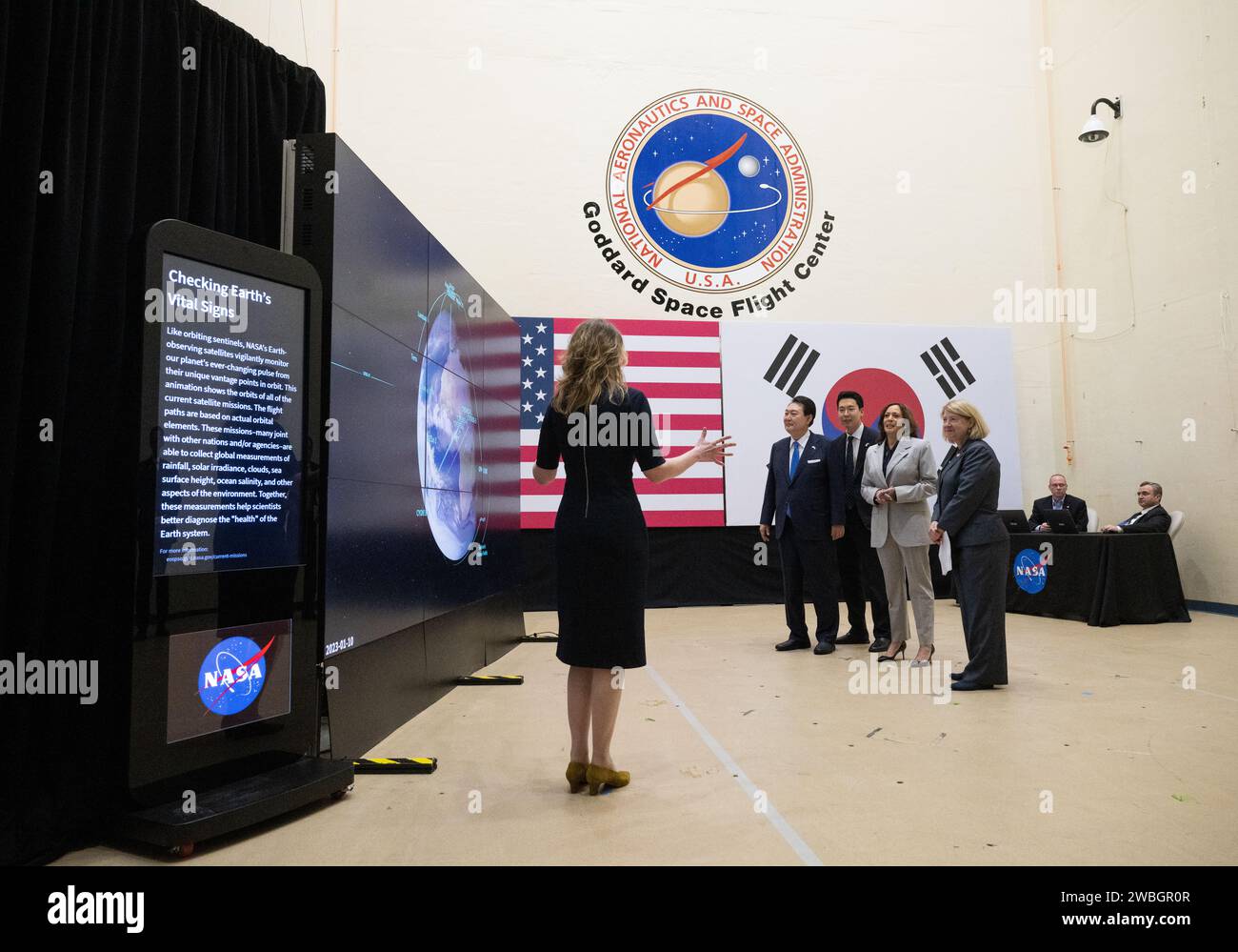 Dr. Lesley Ott, Meteorologe und Klimawissenschaftler am Goddard Space Flight Center der NASA, schreibt Vizepräsidentin Kamala Harris, Center, Präsident Yoon Suk Yeol, der Republik Korea, links. und der stellvertretende Administrator der NASA Pam Melroy über US-amerikanische und koreanische Partnerschaften, um die Art und Weise zu verbessern, wie Wissenschaftler die Luftqualität und die Raumnutzung bei der Bewältigung der Klimakrise beobachten, Dienstag, 25. April 2023, während einer Tour durch das Goddard Space Flight Center der NASA in Greenbelt, MD Foto: (NASA/Joel Kowsky) Stockfoto Dr. Lesley Ott, Meteorologe und Klimawissenschaftler am Goddard Space Flight Center der NASA, schreibt Vizepräsidentin Kamala Harris, Center, Präsident Yoon Suk Yeol, der Republik Korea, links. und der stellvertretende Administrator der NASA Pam Melroy über US-amerikanische und koreanische Partnerschaften, um die Art und Weise zu verbessern, wie Wissenschaftler die Luftqualität und die Raumnutzung bei der Bewältigung der Klimakrise beobachten, Dienstag, 25. April 2023, während einer Tour durch das Goddard Space Flight Center der NASA in Greenbelt, MD Foto: (NASA/Joel Kowsky) Stockfoto
