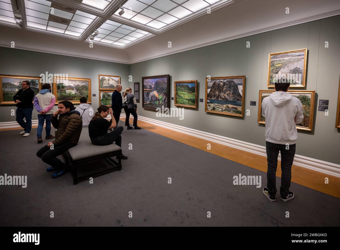 Bergen, Norwegen. November 2023. Einige Menschen betrachten einige Gemälde in der Ausstellung des Künstlers Nikolai Astrup im Rasmus Meyer Museum. Die Sammlung Rasmus Meyer ist Teil des Bergen Museum of Art und beherbergt eine bedeutende Sammlung von Werken norwegischer Künstler. Das Museum befindet sich in einem historischen Haus im Zentrum der Stadt und ist nach dem renommierten Händler R Meyer benannt, der der Stadt 1911 seine private Kunstsammlung schenkte. Die Sammlung umfasst Werke verschiedener Künstler des 19. Und frühen 20. Jahrhunderts, mit besonderem Schwerpunkt auf Edvard Munch. Es gibt auch Gemälde, Stockfoto