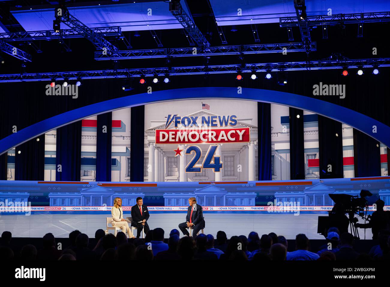 Des Moines, Usa. Januar 2024. Der ehemalige Präsident Donald Trump spricht am 10. Januar 2024 im Iowa Events Center in des Moines, Iowa, auf der Bühne während einer Fox News Iowa Town Hall. (Foto: Jon Cherry/SIPA USA) Credit: SIPA USA/Alamy Live News Stockfoto