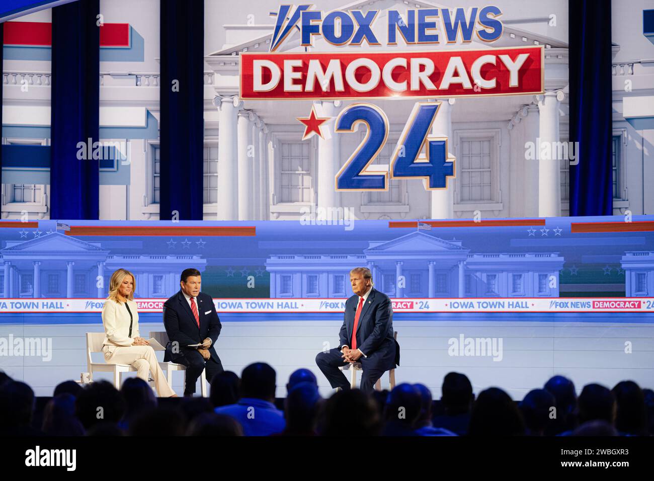 Des Moines, Usa. Januar 2024. Der ehemalige Präsident Donald Trump sitzt am 10. Januar 2024 in des Moines, Iowa, während einer Fox News Iowa Town Hall im Iowa Events Center. (Foto: Jon Cherry/SIPA USA) Credit: SIPA USA/Alamy Live News Stockfoto