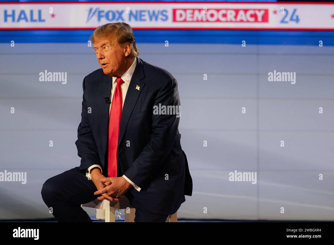 Des Moines, Usa. Januar 2024. Der ehemalige Präsident Donald Trump spricht am 10. Januar 2024 im Iowa Events Center in des Moines, Iowa, auf der Bühne während einer Fox News Iowa Town Hall. (Foto: Jon Cherry/SIPA USA) Credit: SIPA USA/Alamy Live News Stockfoto