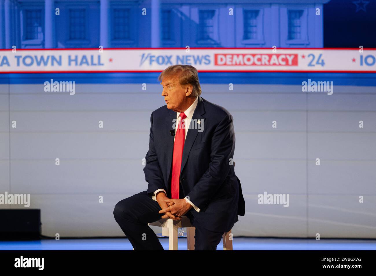 Des Moines, Usa. Januar 2024. Der ehemalige Präsident Donald Trump spricht am 10. Januar 2024 im Iowa Events Center in des Moines, Iowa, auf der Bühne während einer Fox News Iowa Town Hall. (Foto: Jon Cherry/SIPA USA) Credit: SIPA USA/Alamy Live News Stockfoto