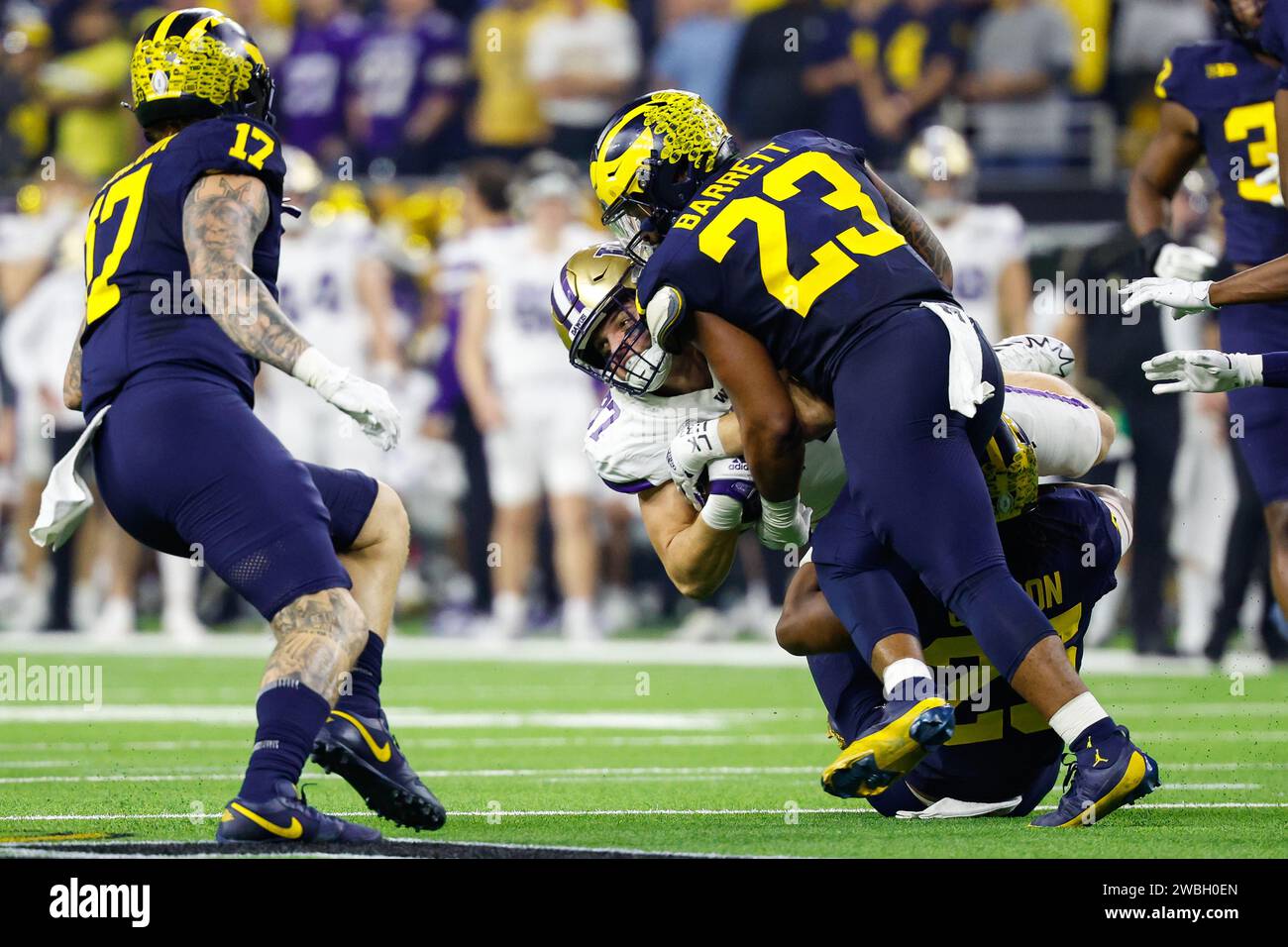 Houston, TX, USA. Januar 2024. Washington Huskies Tight End Ryan Otton (87) wird von Michigan Wolverines Linebacker Michael Barrett (23) während des College Football Playoff National Championship-Spiels zwischen den Michigan Wolverines und den Washington Huskies im NRG Stadium in Houston, Texas, besiegt. Darren Lee/CSM (Bild: © Darren Lee/Cal Sport Media). Quelle: csm/Alamy Live News Stockfoto