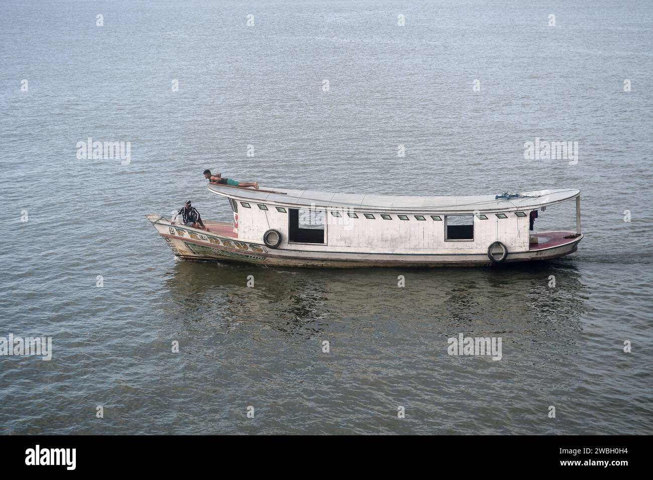 Afuá, Pará, Brasilien, 15. November 2022. Regionale Schiffe, die auf dem Amazonasfluss im Norden Brasiliens fahren. Stockfoto