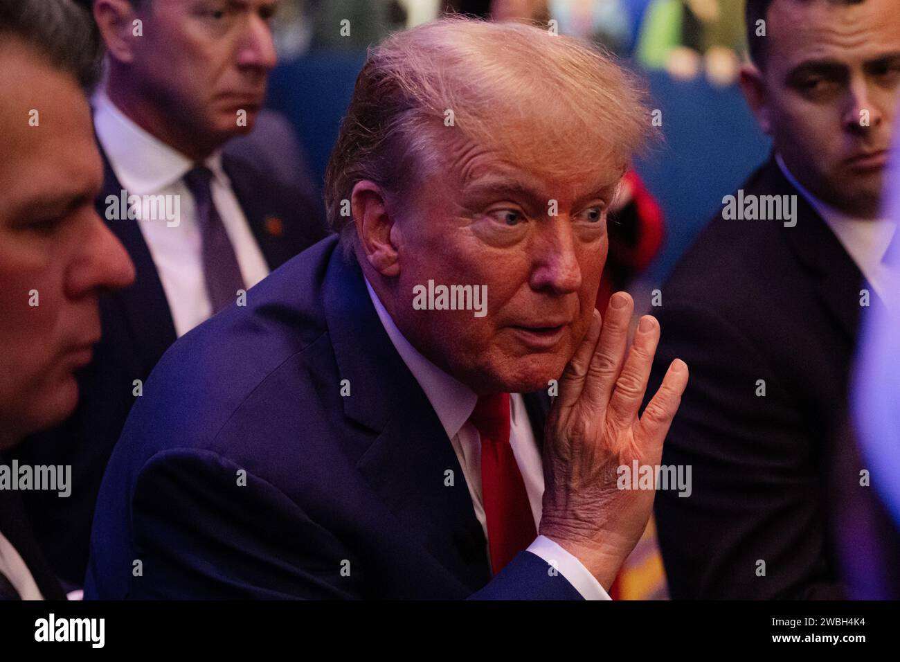 Des Moines, Usa. Januar 2024. Der ehemalige Präsident Donald Trump spricht mit Mitgliedern des Publikums zum Abschluss einer Fox News Iowa Town Hall im Iowa Events Center am 10. Januar 2024 in des Moines, Iowa. (Foto: Jon Cherry/SIPA USA) Credit: SIPA USA/Alamy Live News Stockfoto