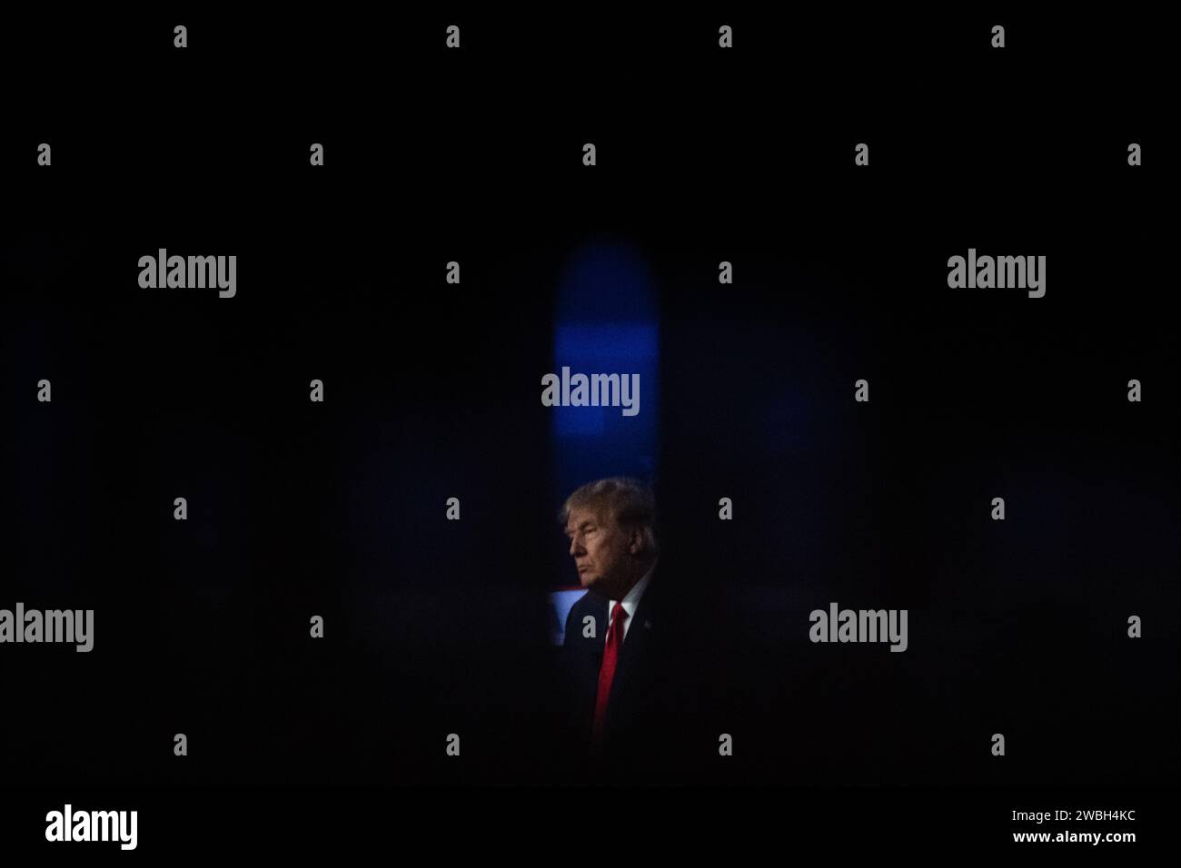 Des Moines, Usa. Januar 2024. Der ehemalige Präsident Donald Trump sitzt am 10. Januar 2024 in des Moines, Iowa, während einer Fox News Iowa Town Hall im Iowa Events Center. (Foto: Jon Cherry/SIPA USA) Credit: SIPA USA/Alamy Live News Stockfoto