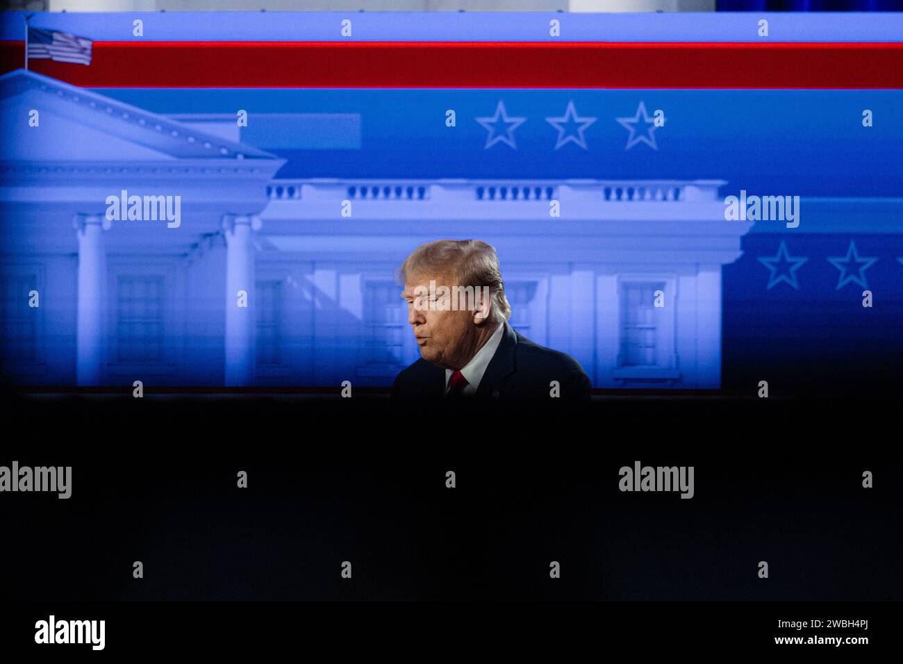 Des Moines, Usa. Januar 2024. Der ehemalige Präsident Donald Trump spricht am 10. Januar 2024 im Iowa Events Center in des Moines, Iowa, auf der Bühne während einer Fox News Iowa Town Hall. (Foto: Jon Cherry/SIPA USA) Credit: SIPA USA/Alamy Live News Stockfoto