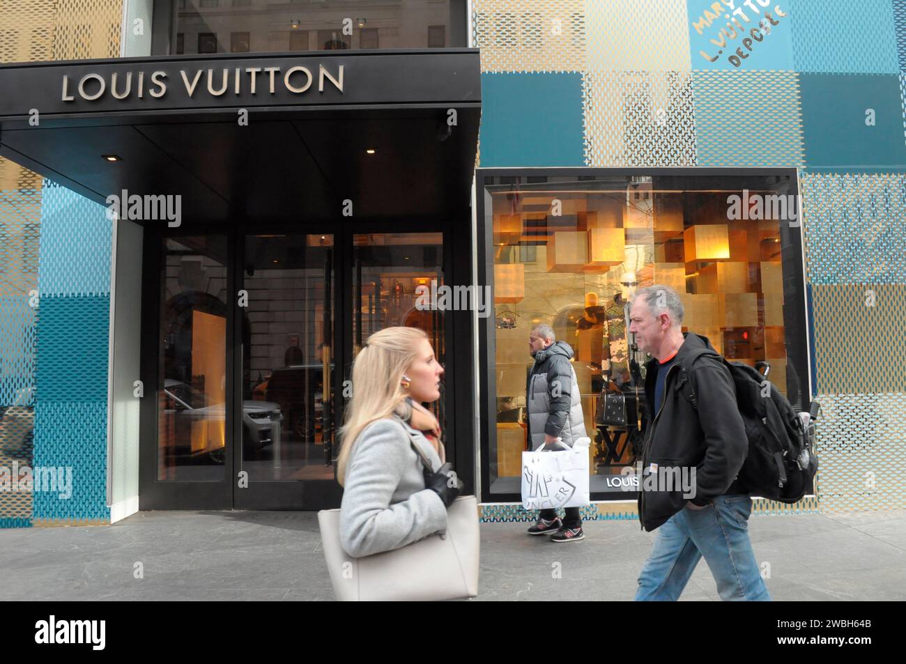 Louis Vuitton Store auf der Fifth Avenue in New York City USA Stockfotografie Alamy
