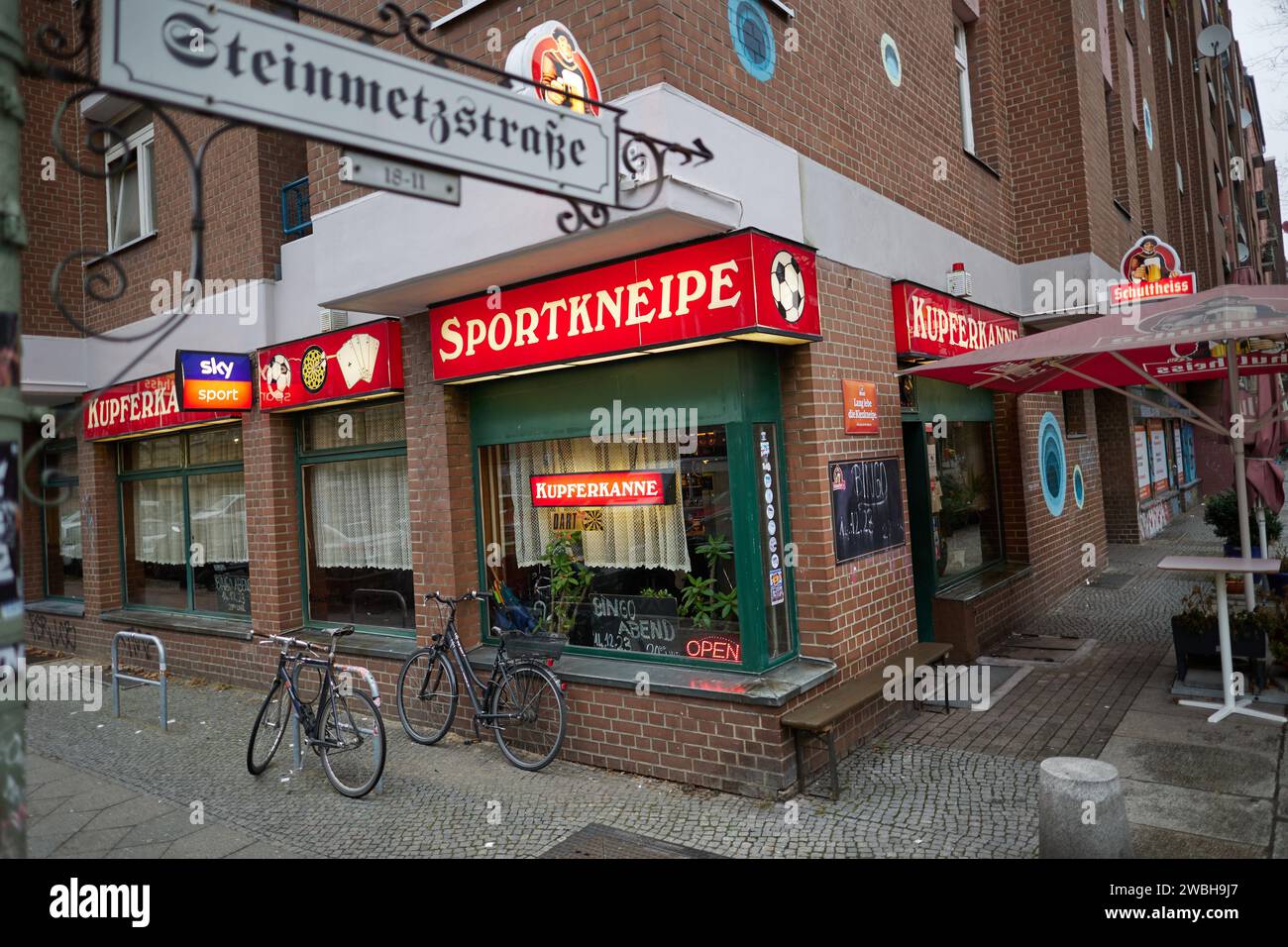 Berlin, Deutschland. Dezember 2023. Blick auf die Kultstube Kupferkanne in der Steinmetzstraße in Schöneberg. Quelle: Jörg Carstensen/dpa/Alamy Live News Stockfoto