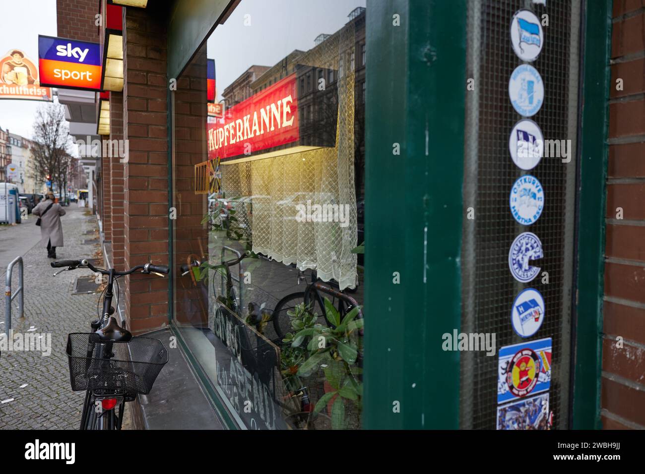 Berlin, Deutschland. Dezember 2023. Blick auf die Kultstube Kupferkanne in der Steinmetzstraße in Schöneberg. Quelle: Jörg Carstensen/dpa/Alamy Live News Stockfoto