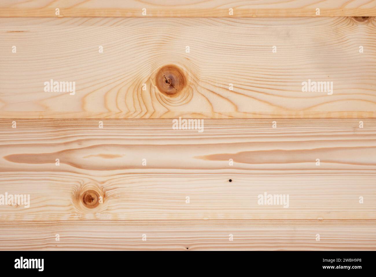 Natürliche, unfarbige Holzwand aus Kiefernholzplatten, Vorderansicht, Hintergrundfotostruktur Stockfoto