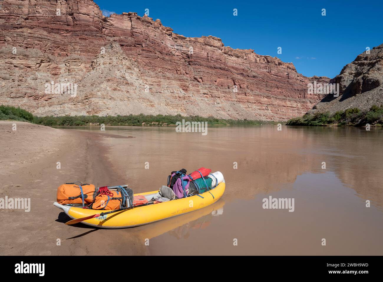 Schlauchboot-Kajak am Zusammenfluss von Green River und Colorado River, Canyonlands National Park, Utah. Stockfoto