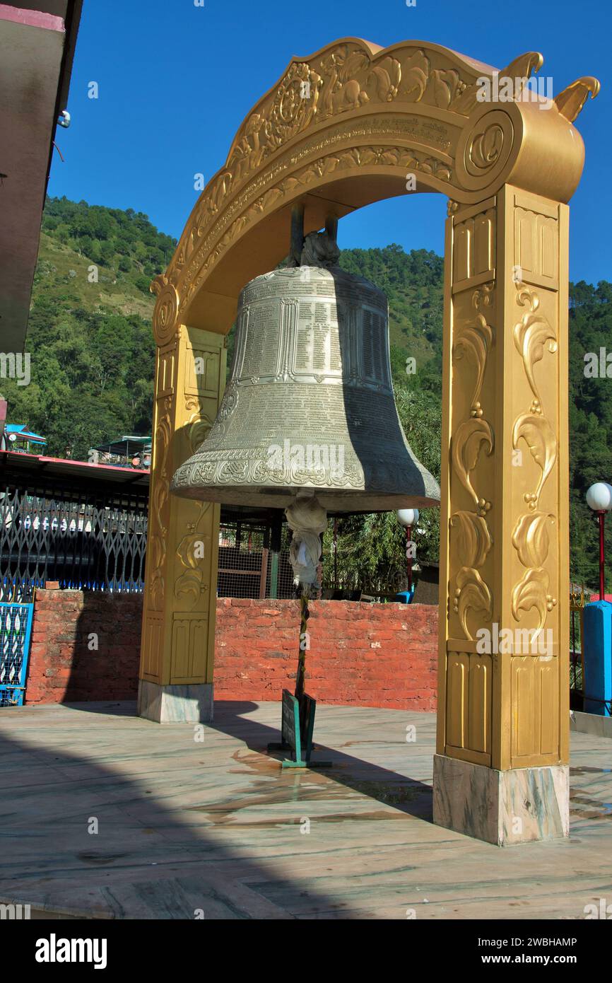 Große Glocke im buddhistischen Kloster Nyingmapa Gompa, Rewalsar, Nagar, Mandi, Himachal Pradesh, Indien, Asien Stockfoto