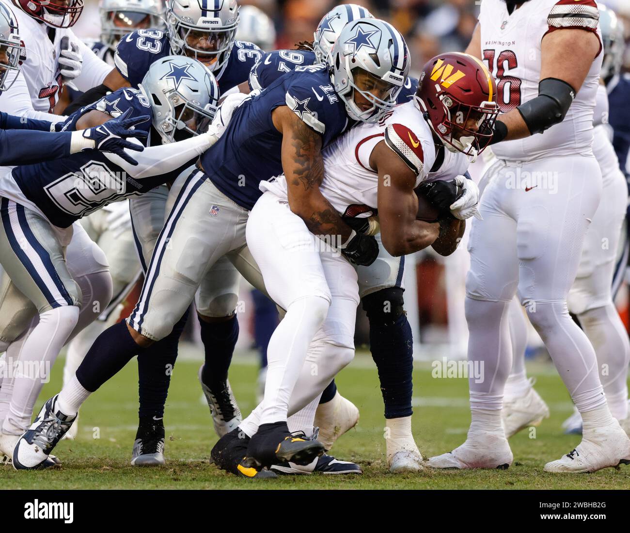 Dallas Cowboys Linebacker Micah Parsons (11) stoppt den Carry von Washington Commanders Running Back Brian Robinson Jr (8) auf dem FedEx Field in Landover MD am 7. Januar 2023 (Alyssa Howell für Image of Sport) Stockfoto