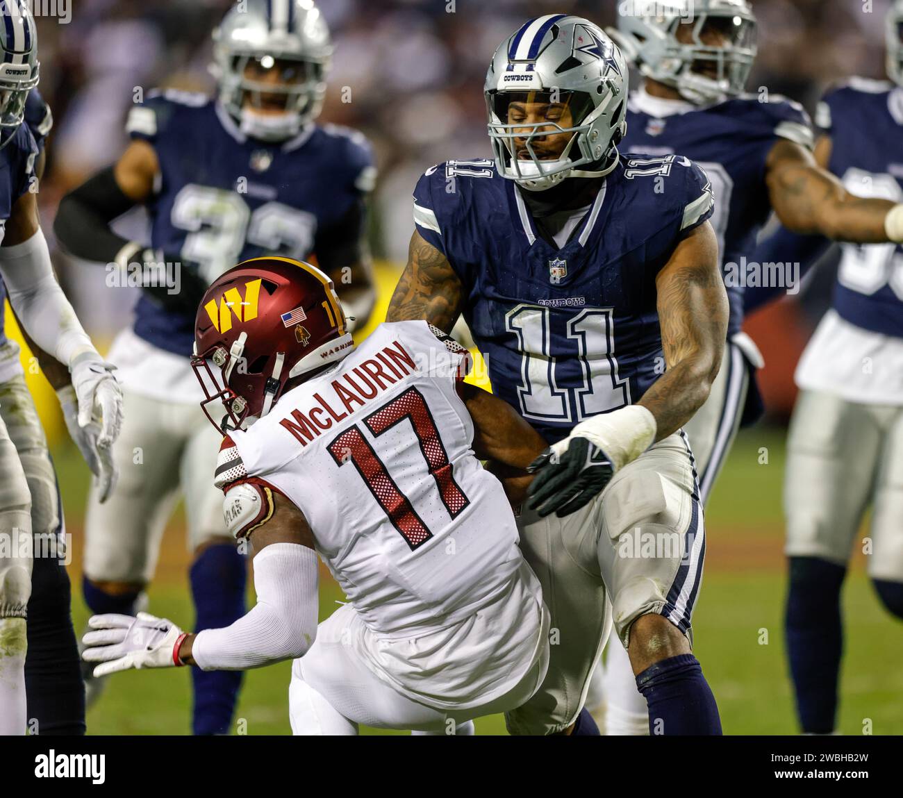 Dallas Cowboys Linebacker Micah Parsons (11) macht Halt, indem er Washington Commanders Wide Receiver Terry McLaurin (17) am 7. Januar 2023 auf dem FedEx Field in Landover MD angreift (Alyssa Howell für Image of Sport) Stockfoto