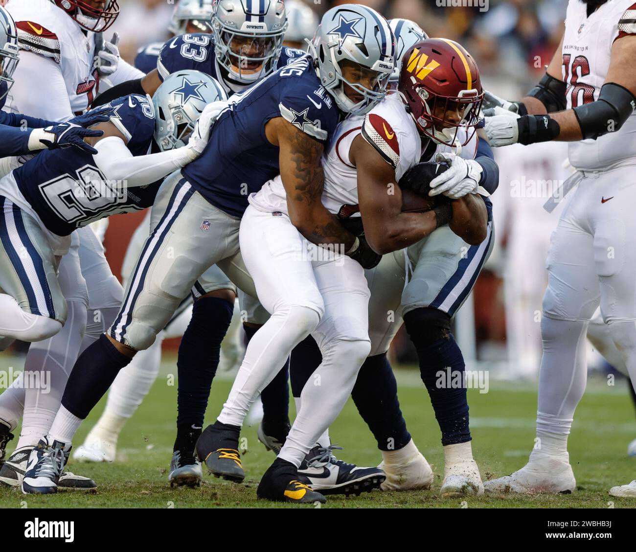 Dallas Cowboys Linebacker Micah Parsons (11) stoppt den Carry von Washington Commanders Running Back Brian Robinson Jr (8) auf dem FedEx Field in Landover MD am 7. Januar 2023 (Alyssa Howell für Image of Sport) Stockfoto