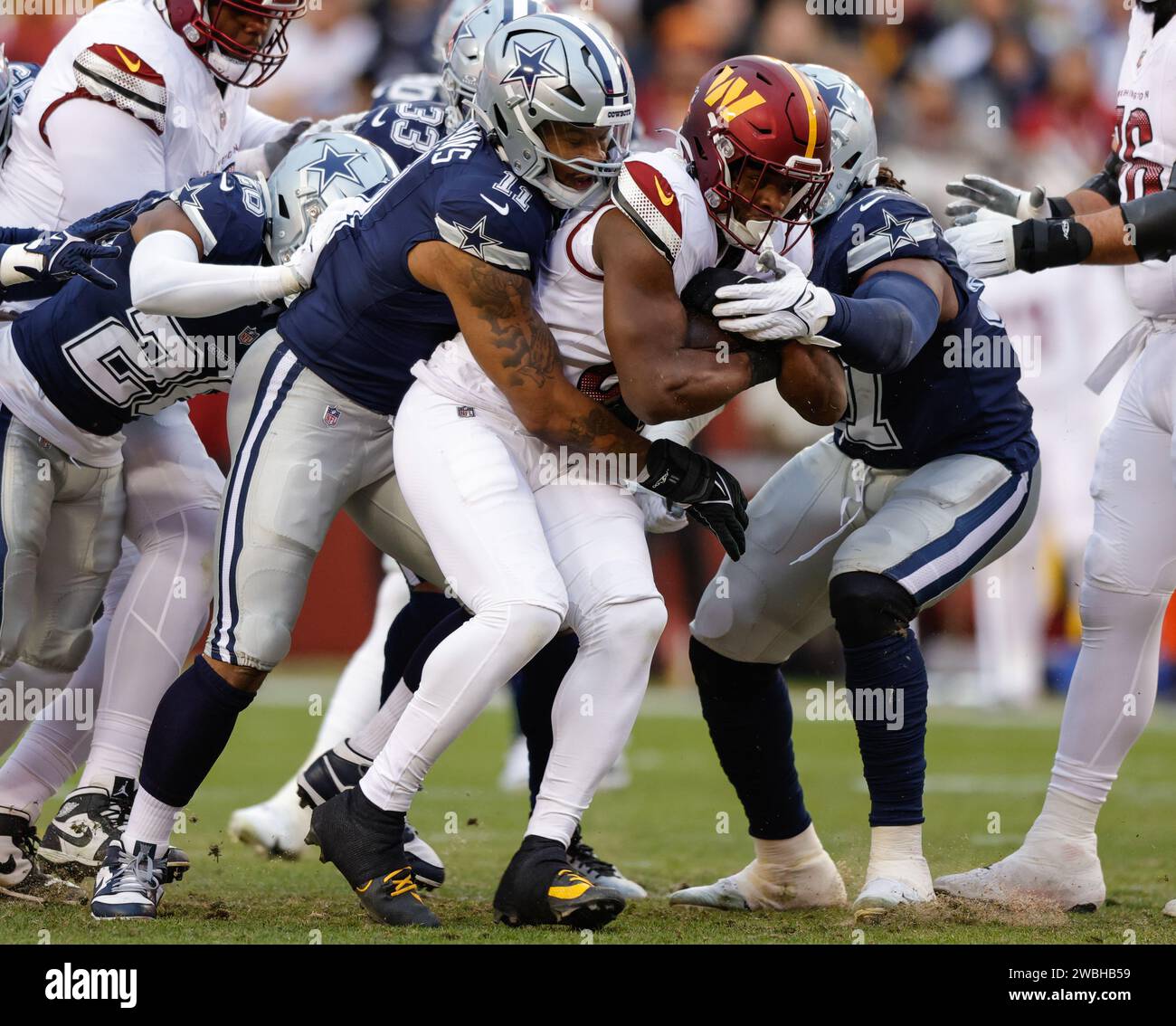 Dallas Cowboys Linebacker Micah Parsons (11) stoppt den Carry von Washington Commanders Running Back Brian Robinson Jr (8) auf dem FedEx Field in Landover MD am 7. Januar 2023 (Alyssa Howell für Image of Sport) Stockfoto