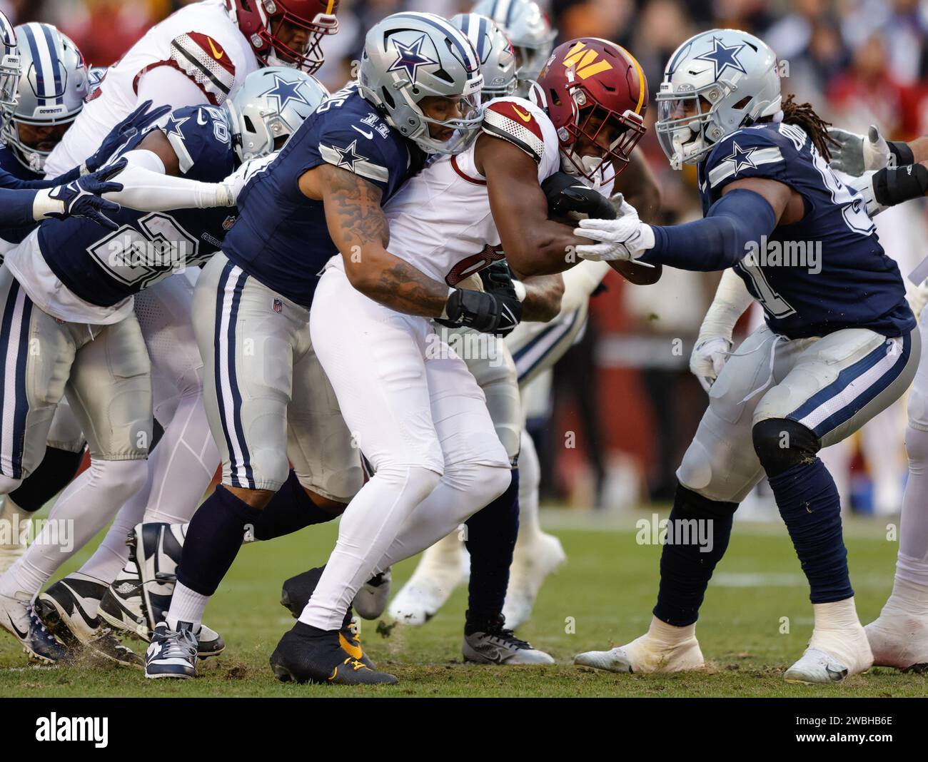 Dallas Cowboys Linebacker Micah Parsons (11) stoppt den Carry von Washington Commanders Running Back Brian Robinson Jr (8) auf dem FedEx Field in Landover MD am 7. Januar 2023 (Alyssa Howell für Image of Sport) Stockfoto