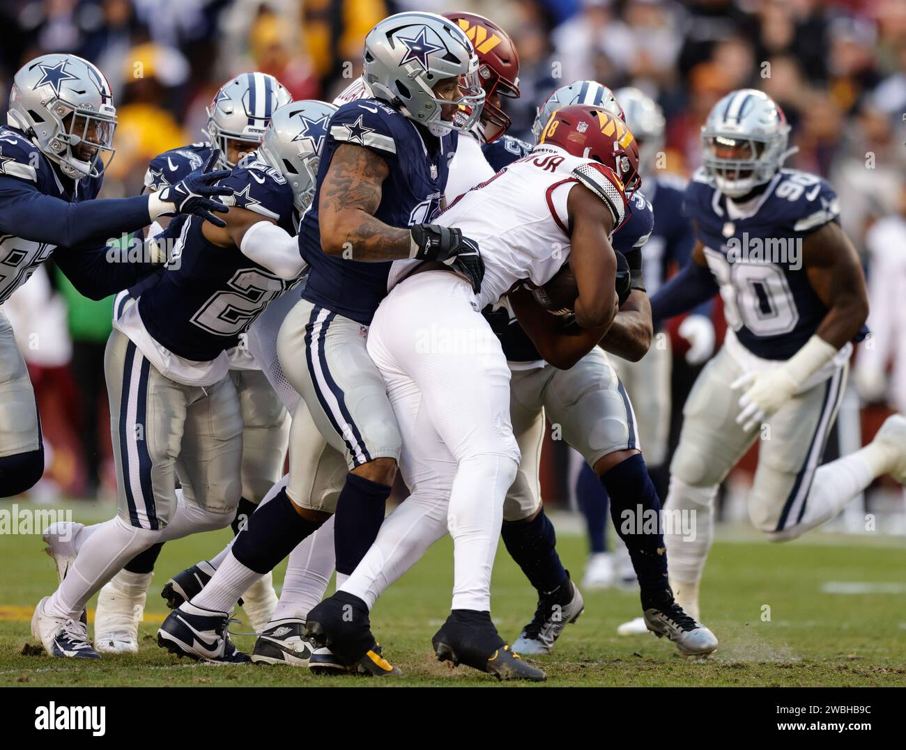 Dallas Cowboys Linebacker Micah Parsons (11) stoppt den Carry von Washington Commanders Running Back Brian Robinson Jr (8) auf dem FedEx Field in Landover MD am 7. Januar 2023 (Alyssa Howell für Image of Sport) Stockfoto
