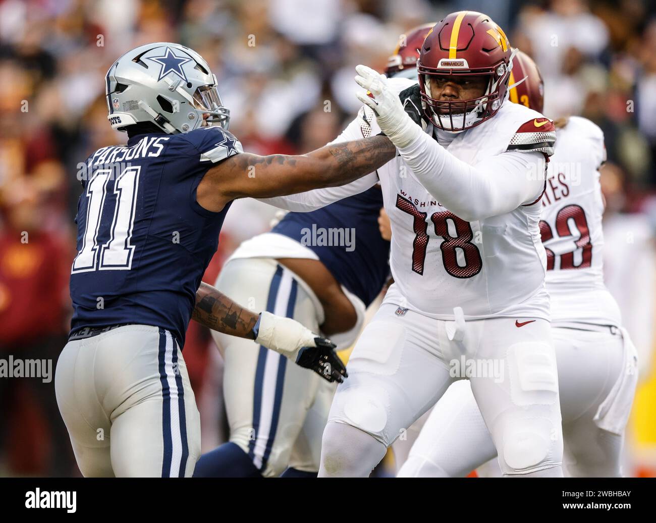 Washington Commanders Tackle Cornelius Lucas III (78) verteidigt die Offensive, indem er den Linebacker Micah Parsons (11) der Dallas Cowboys am 7. Januar 2023 auf dem FedEx Field in Landover MD schiebt (Alyssa Howell für Image of Sport) Stockfoto