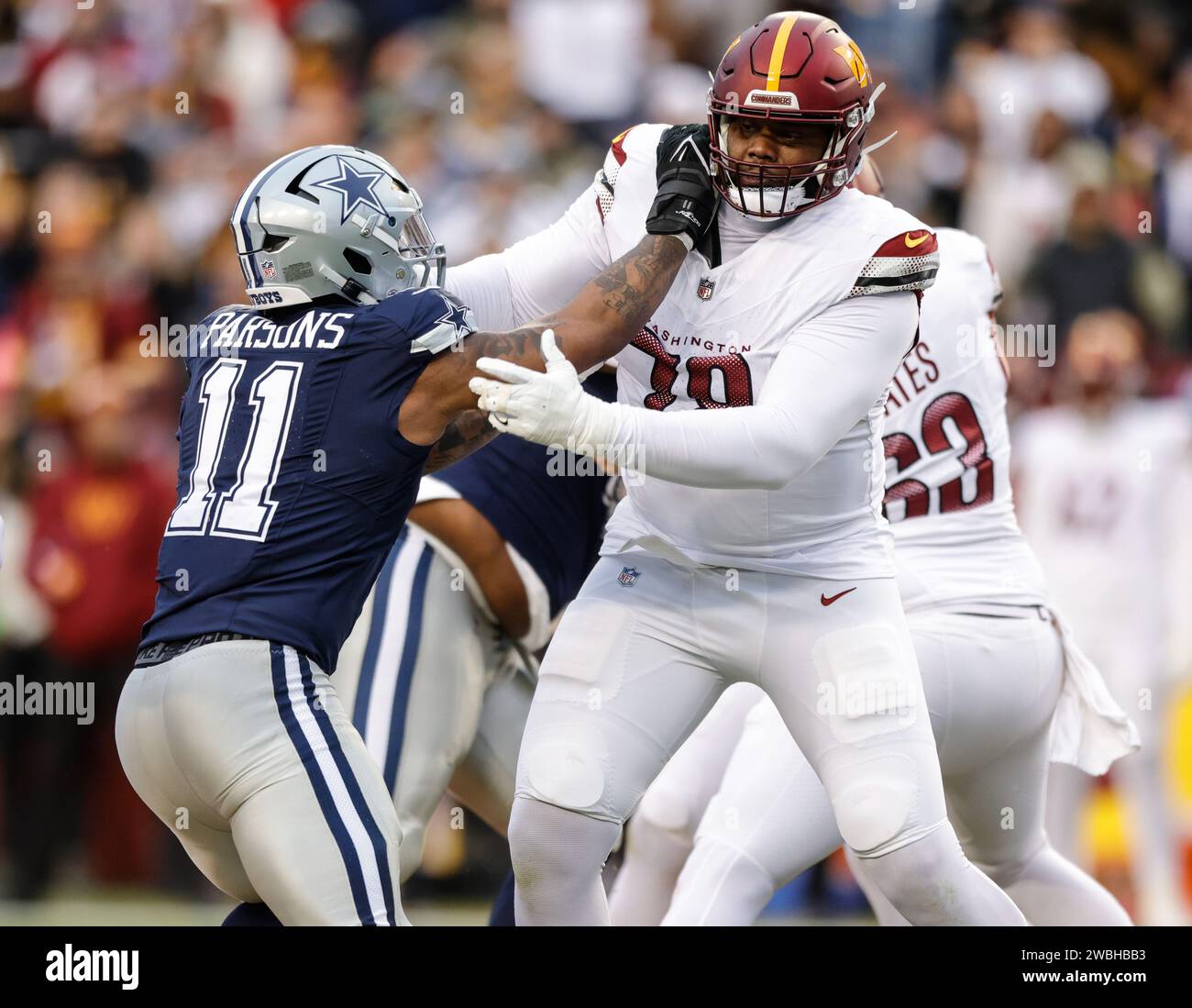 Washington Commanders Tackle Cornelius Lucas III (78) verteidigt die Offensive, indem er den Linebacker Micah Parsons (11) der Dallas Cowboys am 7. Januar 2023 auf dem FedEx Field in Landover MD schiebt (Alyssa Howell für Image of Sport) Stockfoto