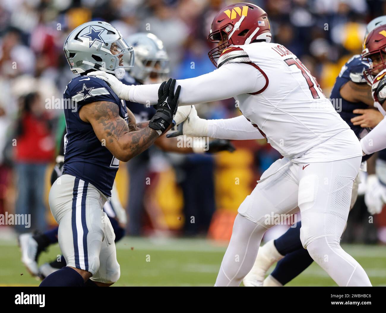 Washington Commanders Tackle Cornelius Lucas III (78) verteidigt die Offensive, indem er den Linebacker Micah Parsons (11) der Dallas Cowboys am 7. Januar 2023 auf dem FedEx Field in Landover MD schiebt (Alyssa Howell für Image of Sport) Stockfoto