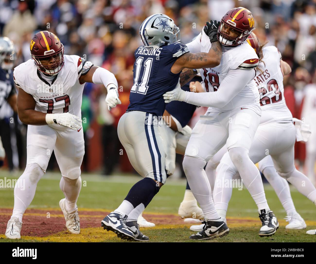 Washington Commanders Tackle Cornelius Lucas III (78) verteidigt die Offensive, indem er den Linebacker Micah Parsons (11) der Dallas Cowboys am 7. Januar 2023 auf dem FedEx Field in Landover MD schiebt (Alyssa Howell für Image of Sport) Stockfoto