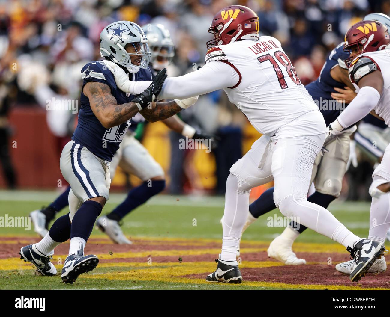 Washington Commanders Tackle Cornelius Lucas III (78) verteidigt die Offensive, indem er den Linebacker Micah Parsons (11) der Dallas Cowboys am 7. Januar 2023 auf dem FedEx Field in Landover MD schiebt (Alyssa Howell für Image of Sport) Stockfoto