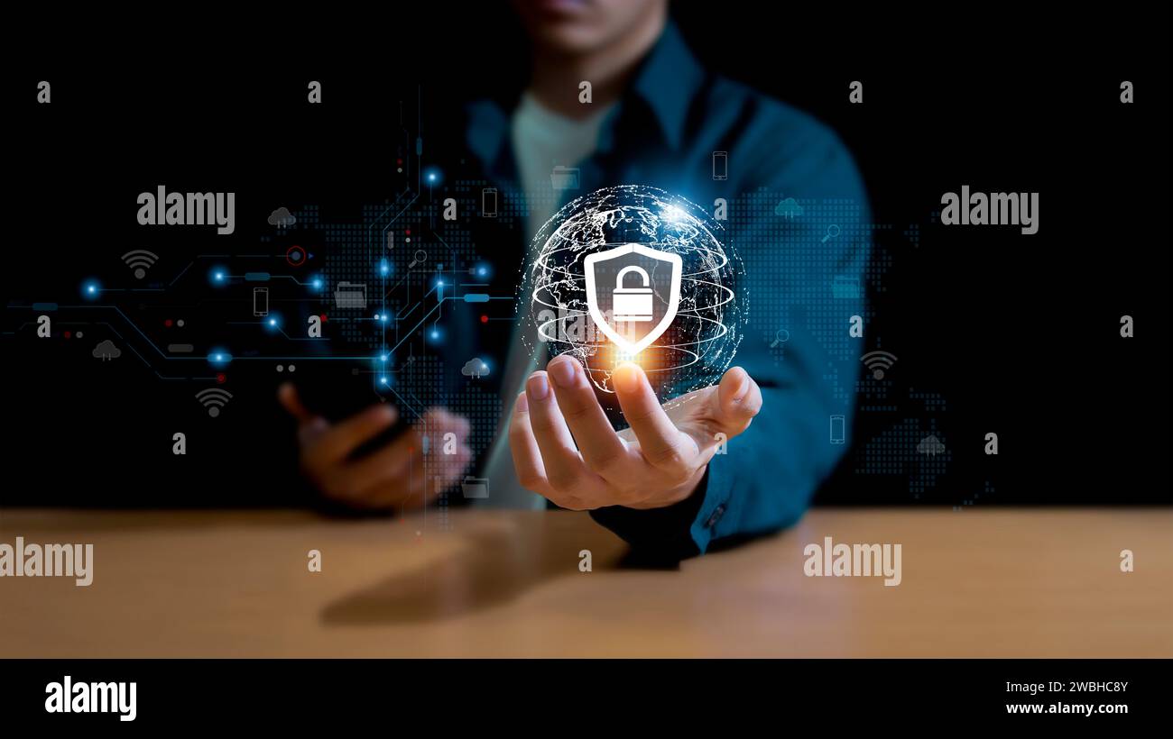 Schloss-Symbol und Internet-Netzwerksicherheitstechnologie, Cybersicherheit und Datenschutzkonzept zum Schutz privater Daten auf dem Smartphone. Virtueller Bildschirm Cyber secu Stockfoto