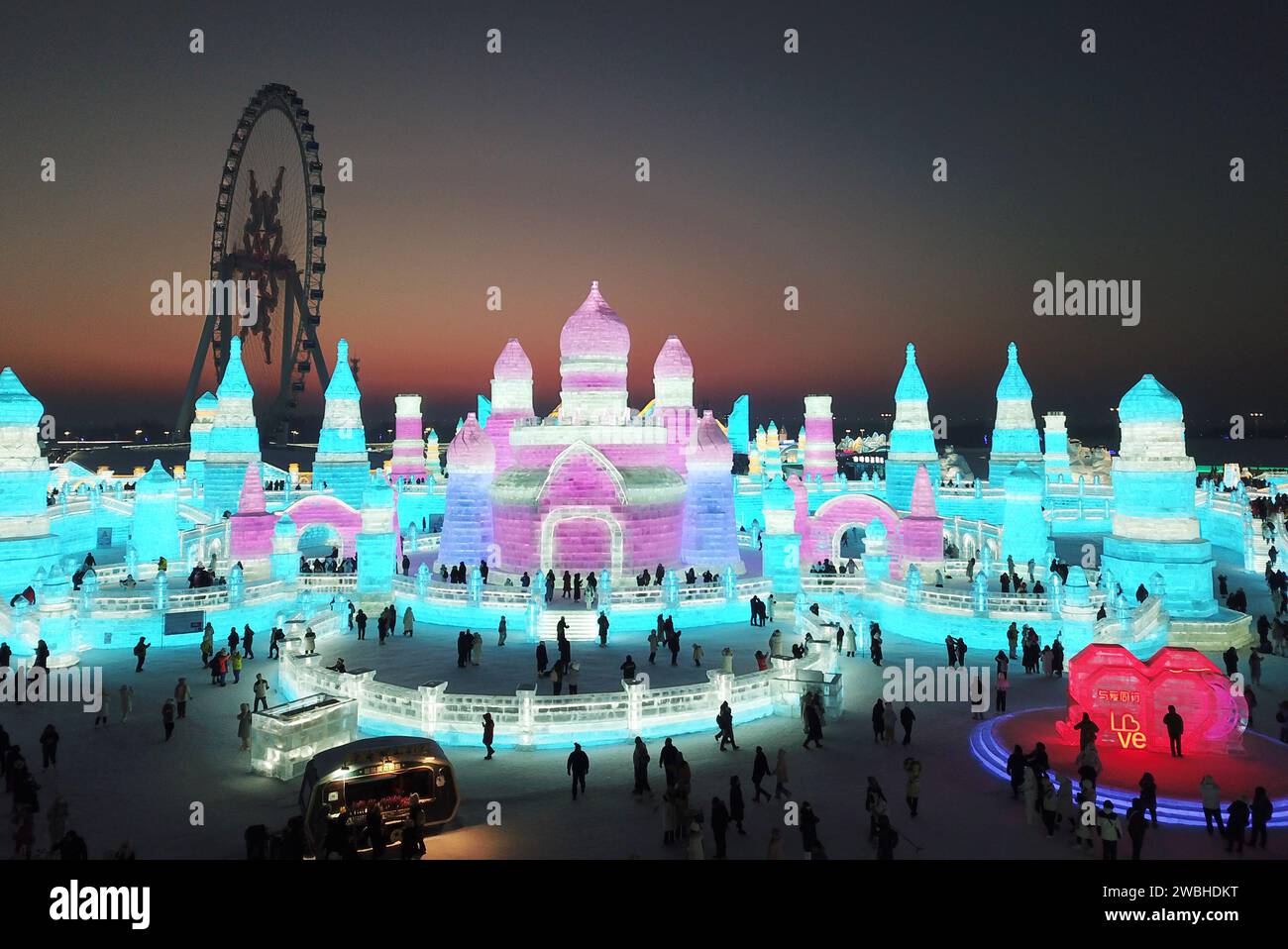 Harbin. Januar 2024. Ein Luftbild der Drohne, aufgenommen am 9. Januar 2024, zeigt Touristen, die Spaß in der Harbin Ice-Snow World in Harbin, nordöstlicher chinesischer Provinz Heilongjiang haben. Harbin, die Hauptstadt von Chinas nördlichster Provinz Heilongjiang, ist bekannt als das „Kronjuwel aus Eis und Schnee“ des Landes. Die Stadt hat sich in diesem Winter zu einem der beliebtesten Reiseziele entwickelt. Quelle: Wang Jianwei/Xinhua/Alamy Live News Stockfoto