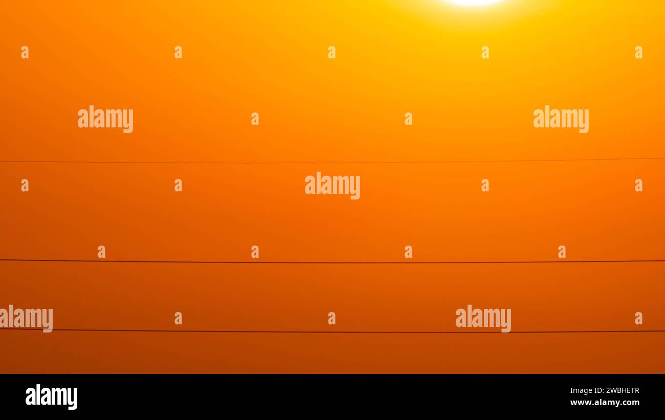 Wunderschöner Morgen in der Natur mit orangefarbenem, gelbem Sonnenschein und flauschigen Wolken. Zeitraffer von Wolken und Sonnenaufgang. Stockfoto