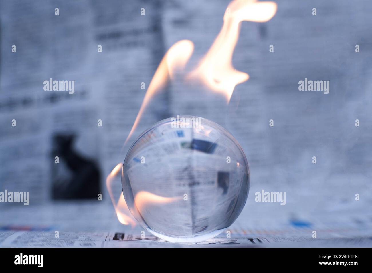Glaskugel in Flammen. Planet Erde Brennt. Klimaerwärmung und Klimaschutzkonzept. Stockfoto