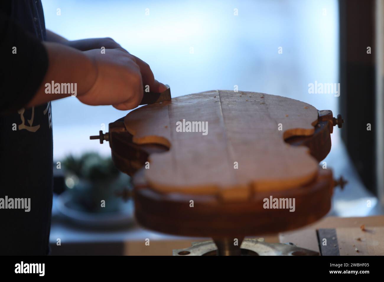 (240111) -- SHENYANG, 11. Januar 2024 (Xinhua) -- Yu Haixu spielt am 9. Januar 2024 in seinem Atelier in Yingkou, nordöstlicher Provinz Liaoning, Violine. Yu Haixu ist ein Geigenbauer, der in der Stadt Yingkou im Nordosten Chinas in der Provinz Liaoning arbeitet. Seit seiner Kindheit von seinem Vater beeinflusst, wuchs er allmählich an das anspruchsvolle Geigenbauwerk der Familie an und begann nach dem Studium an der Universität als Geigenbauer zu arbeiten, wobei er sich mit dem Geigenbau sowie anderen Streichinstrumenten wie Viola und Celli beschäftigte. Von Rohstoffen bis hin zu einem feinen Instrument, jede handgefertigte Violine, Bratsche oder Stockfoto