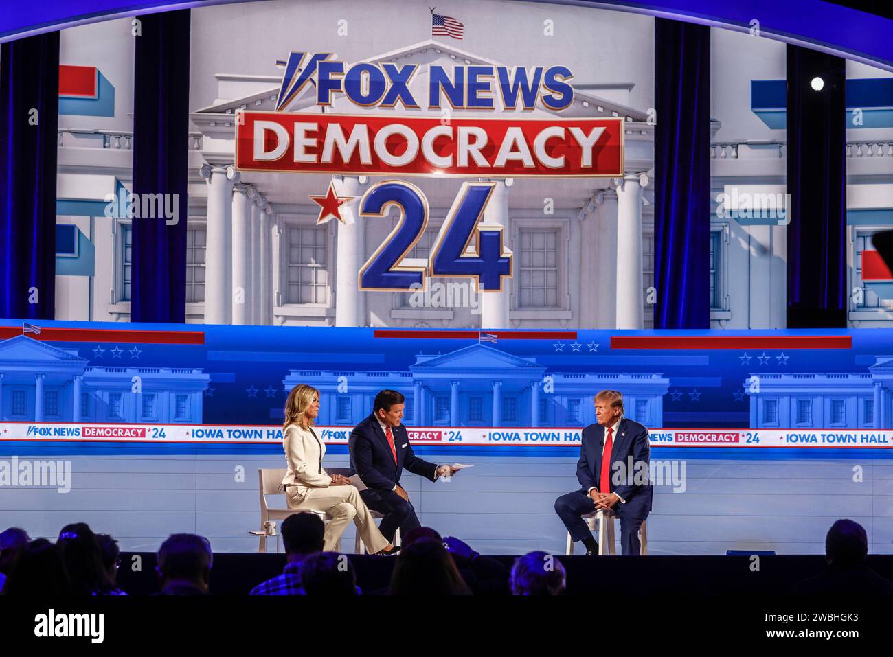 Des Moines, Usa. Januar 2024. Der ehemalige US-Präsident Donald J. Trump (R) nimmt am 10. Januar 2024 mit der Fox News Journalistin Martha MacCallum (L) und dem Fox News Journalist Bret Baier (C) am Iowa Events Center in des Moines (Iowa) Teil. Trump und andere republikanische Kandidaten appellieren an die Republikaner in Iowa, die sich am 15. Januar zu Caucus treffen werden, um ihren Kandidaten für den US-Präsidenten auszuwählen. Foto: Tannen Maury/UPI Credit: UPI/Alamy Live News Stockfoto