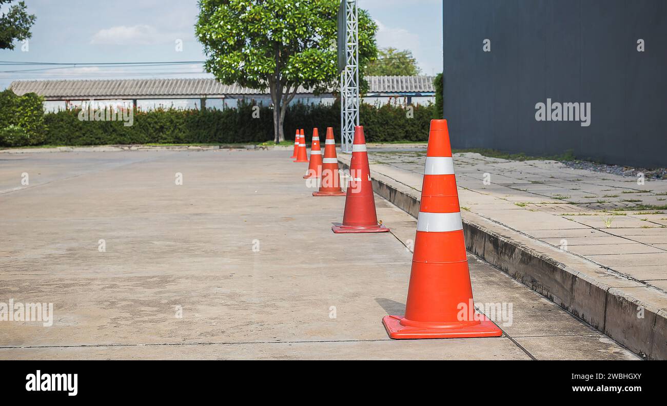 Orangefarbene Verkehrskegel auf Betonstraße Stockfoto