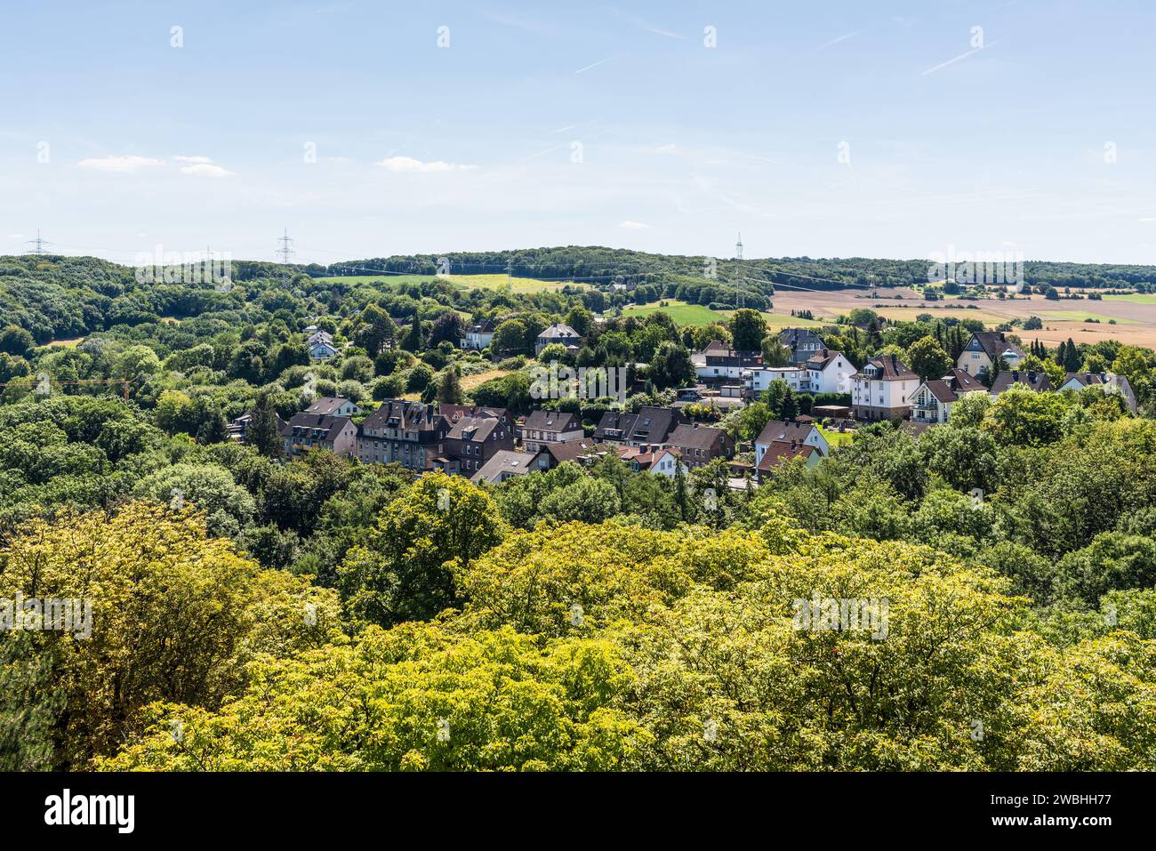 Atemberaubende Aussicht auf den Vorort Hattingen und die umliegende Grünfläche vom Schloss Blankenstein im Ruhrgebiet, Nordrhein-Westfalen, Deutschland Stockfoto