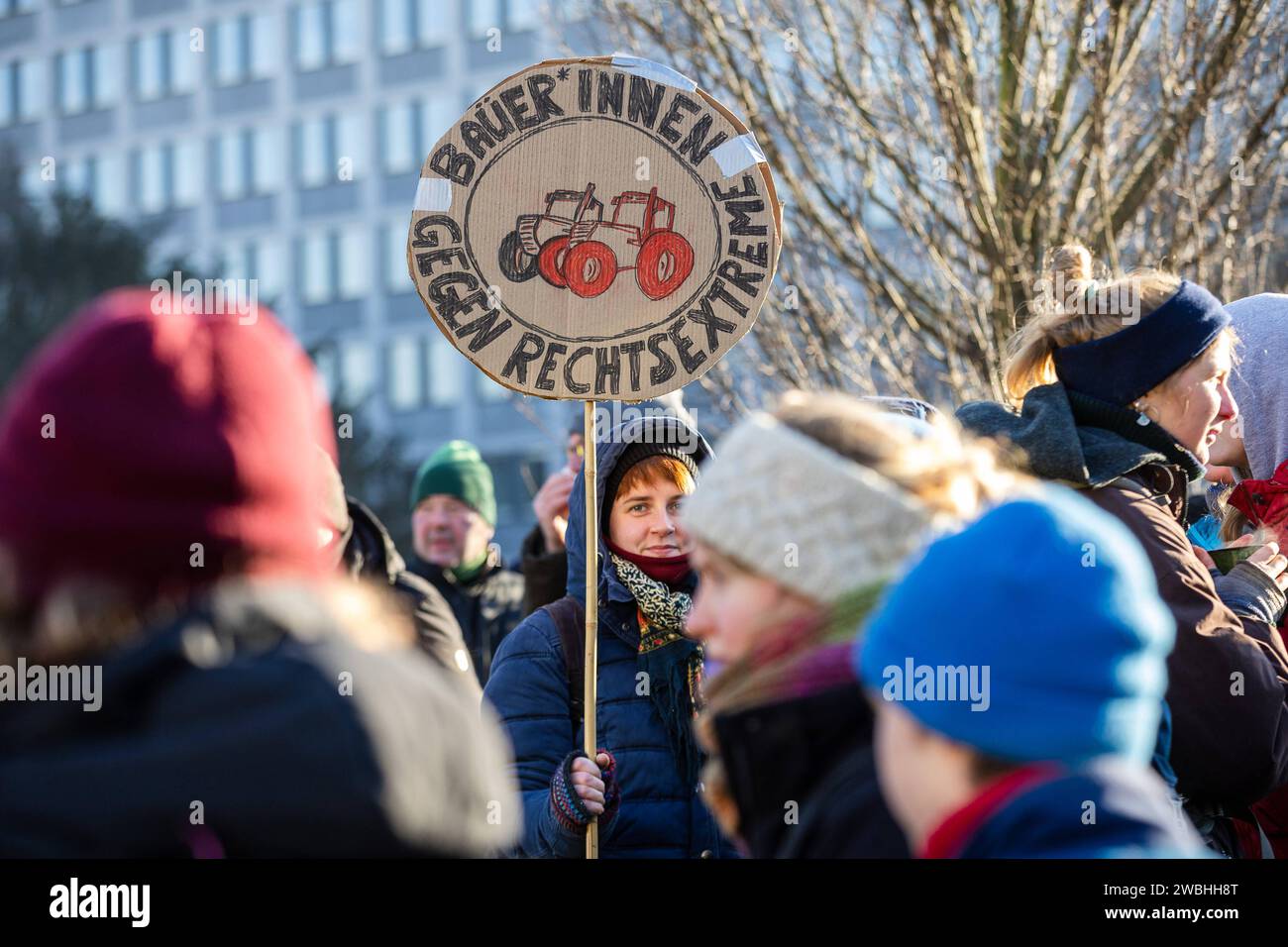 Kassel Bauern-Proteste: Sternfahrt mit Traktoren zum Regierungspräsidium Kassel junge Arbeitsgemeinschaft bäuerliche Landwirtschaft jAbL positioniert sich für die Landwirte gegen Rechte Hetze durch die AfD und Rechtsextreme, Bauern-Proteste: Sternfahrt mit Traktoren zum Regierungspräsidium Kassel mit 900 Traktoren und 1,700 Menschen auf der Kundgebung, 10. Januar 2024, Kassel / Hessen / Deutschland, *** Kasseler Bauern protestieren mit Traktoren zum Landwirtschaftsrat Kassel jAbL positioniert sich für Landwirte gegen rechtsextreme Agitation durch die AfD und Stockfoto