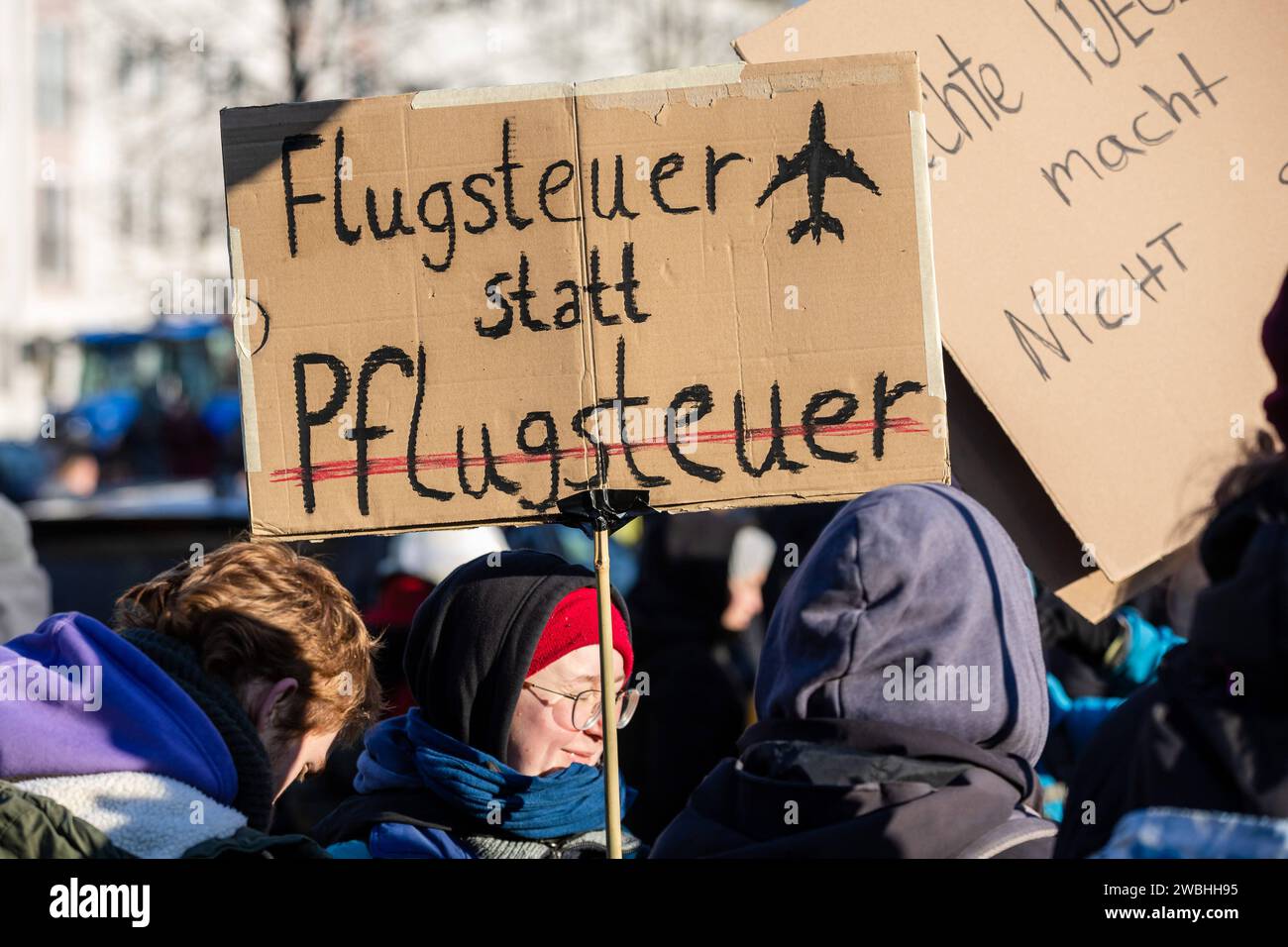 Kassel Bauern-Proteste: Sternfahrt mit Traktoren zum Regierungspräsidium Kassel junge Arbeitsgemeinschaft bäuerliche Landwirtschaft jAbL positioniert sich für die Landwirte gegen Rechte Hetze durch die AfD und Rechtsextreme, Bauern-Proteste: Sternfahrt mit Traktoren zum Regierungspräsidium Kassel mit 900 Traktoren und 1,700 Menschen auf der Kundgebung, 10. Januar 2024, Kassel / Hessen / Deutschland, *** Kasseler Bauern protestieren mit Traktoren zum Landwirtschaftsrat Kassel jAbL positioniert sich für Landwirte gegen rechtsextreme Agitation durch die AfD und Stockfoto