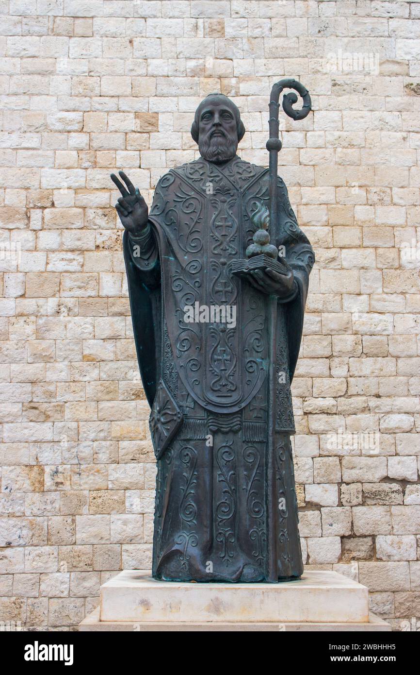 Statue des Heiligen Nikolaus an einer Steinmauer in Italien, Bari. Italienisches Kunstdenkmal. Religiöse Kulturkonzepte. Religion und Glaubensbegriff. Stockfoto