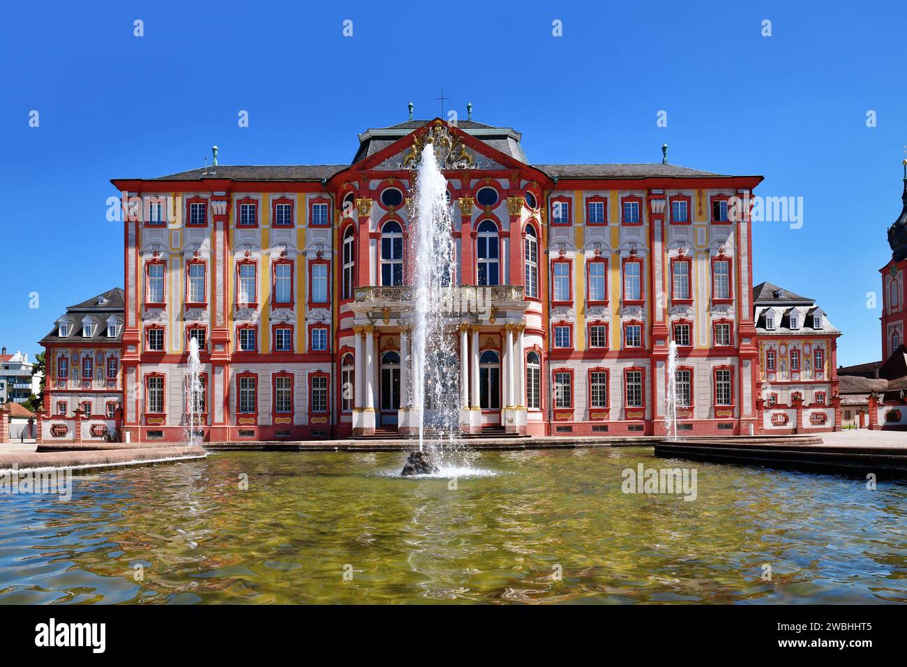Bruchsal, Deutschland - August 2023: Barockschloss Bruchsal mit Brunnen an sonnigen Tagen Stockfoto