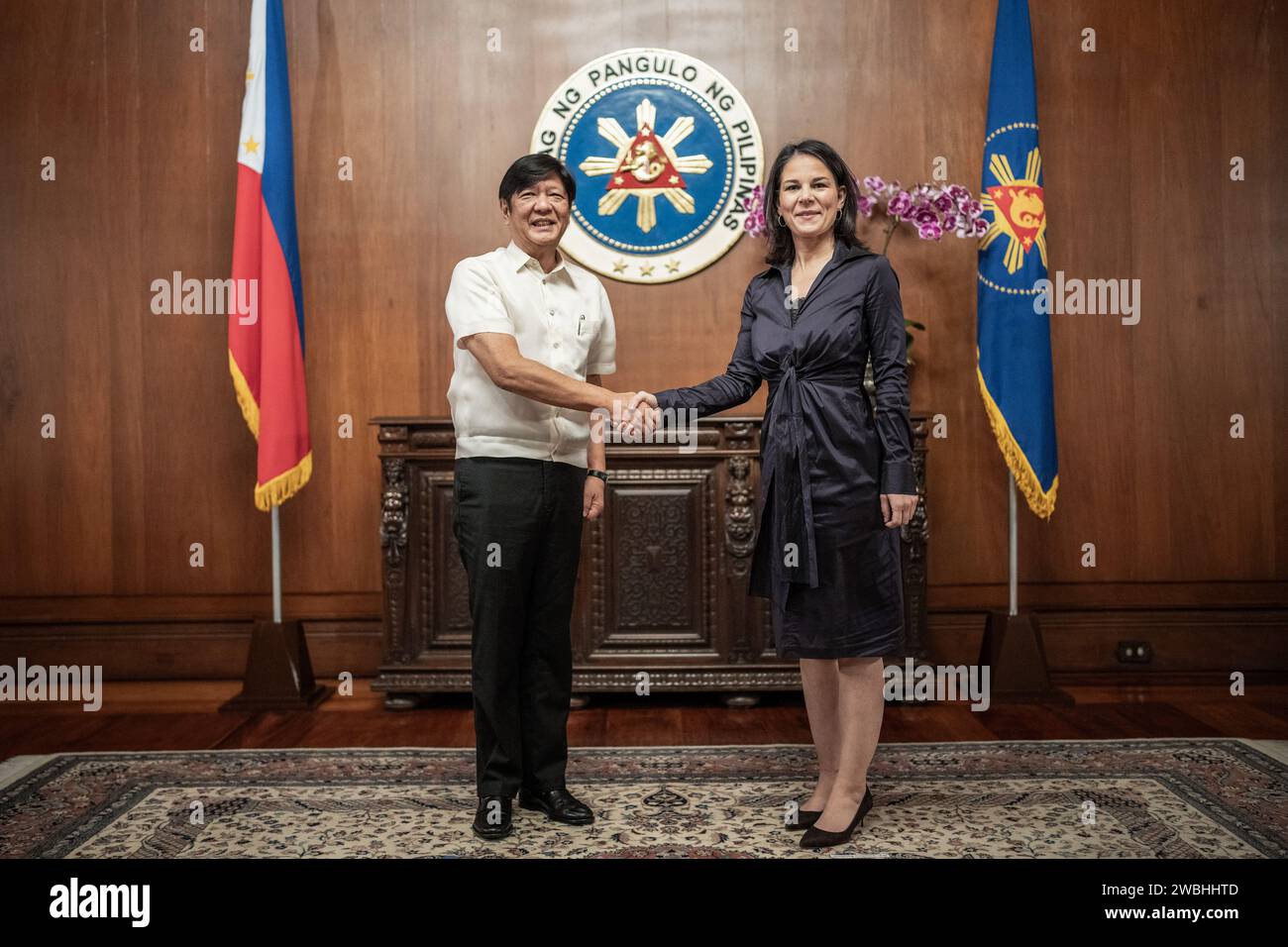 Manila, Philippinen. Januar 2024. Annalena Baerbock (Bündnis90/die Grünen), Außenministerin, trifft mit Ferdinand Marcos Jr, dem Präsidenten der Philippinen, zusammen. Nach ihrer Reise in den Nahen Osten besucht Baerbock nun Malaysia, die Philippinen und Singapur. Quelle: Michael Kappeler/dpa/Alamy Live News Stockfoto