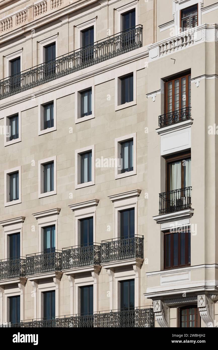 Traditionelle Gebäudefassade im Stadtzentrum von Madrid. Klassischer STYLE. Spanien Stockfoto