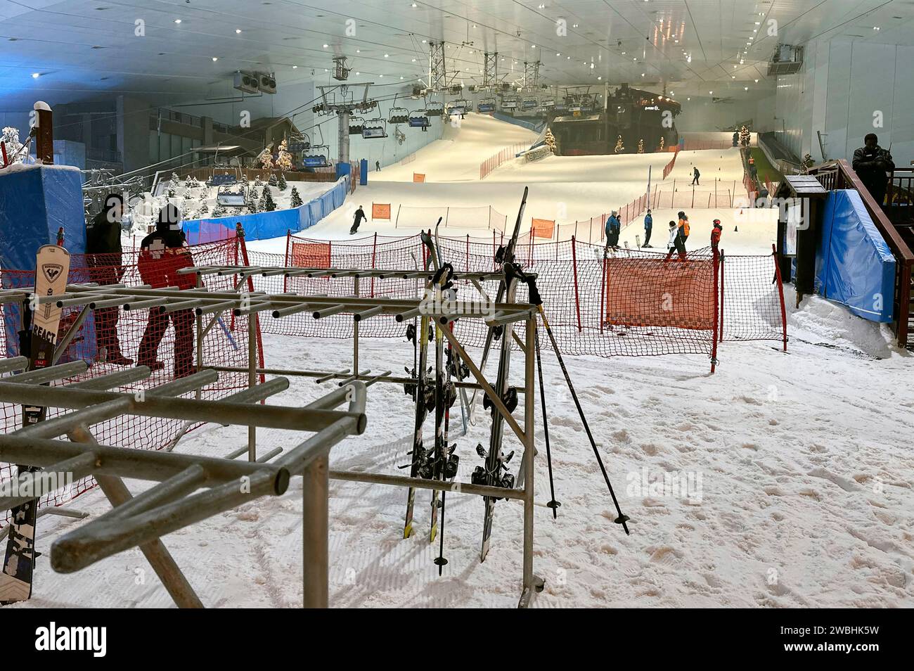 Dubai, Vereinigte Arabische Emirate. Dezember 2023. Ski Dubai, ein Indoor-Skigebiet, Snowpark, in der Mall of the Emirates in Dubai.Foto: Henrik Montgomery/TT/Code 10060 Credit: TT News Agency/Alamy Live News Stockfoto